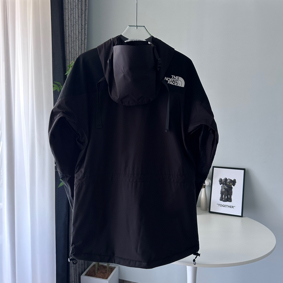 核心私聊  有量有价
The North Face｜ 21Fw 1994Retro｜ 北面连帽冲锋衣 戚薇同款  可套内胆和1996羽绒服 顶级版本

颜色：锡灰白、紫色、黄绿色、裸粉色、黑色、浅紫色
尺码：XS、S、M、L、XL、XXL

-榻榻米刺绣工艺，非市面工整笔直刺绣
-INVINCIBLE联名，1994版型
以防水面料+丝质塔夫绸抓绒内衬打造，每件冲锋衣都要耗费宽2M*长4M的防撕裂纤维面料，带有防水涂层，可将水分阻截在面料表层做到持久防水，透气性能佳，在保证舒适性同时又经久耐穿，印花为整版直接上机，
激光定位裁剪，面料上损耗极高，一版布只取一个一帽子或一个肩部，里外三片门襟也要一整版布才裁剪，其他全浪费掉，成本很高，但绝不偷工减料，正面门襟+里外三层全部为对位裁片，衣袖也是定位裁片，衣帽也是整幅印花，
一件冲锋衣报废掉的面料量接近40%，才能做到对位结合，门禁原版双拉链设计+开模纽扣内里局部刷绒处理，适合任何户外活动，内里上部分采用薄绒布材质，保暖效果一流，下部分尼龙材质，手感丝滑，专业工厂流水制作，每道工序把控到极致，
Logo采用进口百灵达万针刺绣，进口单股纯白珠光线，针车间距与纱线粗度均与原版一致对应，定制全新辅料系列