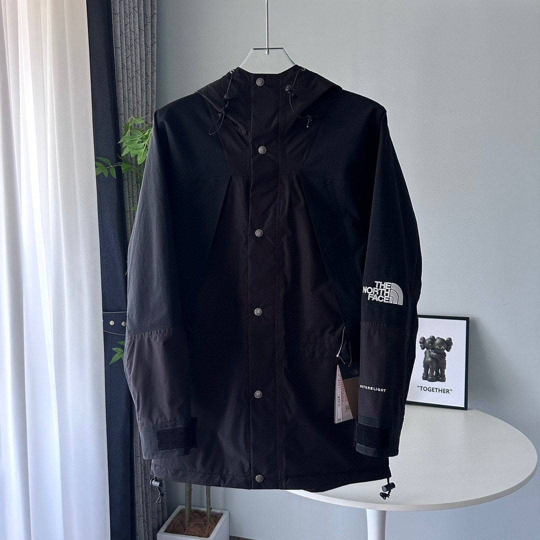 核心私聊  有量有价
The North Face｜ 21Fw 1994Retro｜ 北面连帽冲锋衣 戚薇同款  可套内胆和1996羽绒服 顶级版本

颜色：锡灰白、紫色、黄绿色、裸粉色、黑色、浅紫色
尺码：XS、S、M、L、XL、XXL

-榻榻米刺绣工艺，非市面工整笔直刺绣
-INVINCIBLE联名，1994版型
以防水面料+丝质塔夫绸抓绒内衬打造，每件冲锋衣都要耗费宽2M*长4M的防撕裂纤维面料，带有防水涂层，可将水分阻截在面料表层做到持久防水，透气性能佳，在保证舒适性同时又经久耐穿，印花为整版直接上机，
激光定位裁剪，面料上损耗极高，一版布只取一个一帽子或一个肩部，里外三片门襟也要一整版布才裁剪，其他全浪费掉，成本很高，但绝不偷工减料，正面门襟+里外三层全部为对位裁片，衣袖也是定位裁片，衣帽也是整幅印花，
一件冲锋衣报废掉的面料量接近40%，才能做到对位结合，门禁原版双拉链设计+开模纽扣内里局部刷绒处理，适合任何户外活动，内里上部分采用薄绒布材质，保暖效果一流，下部分尼龙材质，手感丝滑，专业工厂流水制作，每道工序把控到极致，
Logo采用进口百灵达万针刺绣，进口单股纯白珠光线，针车间距与纱线粗度均与原版一致对应，定制全新辅料系列