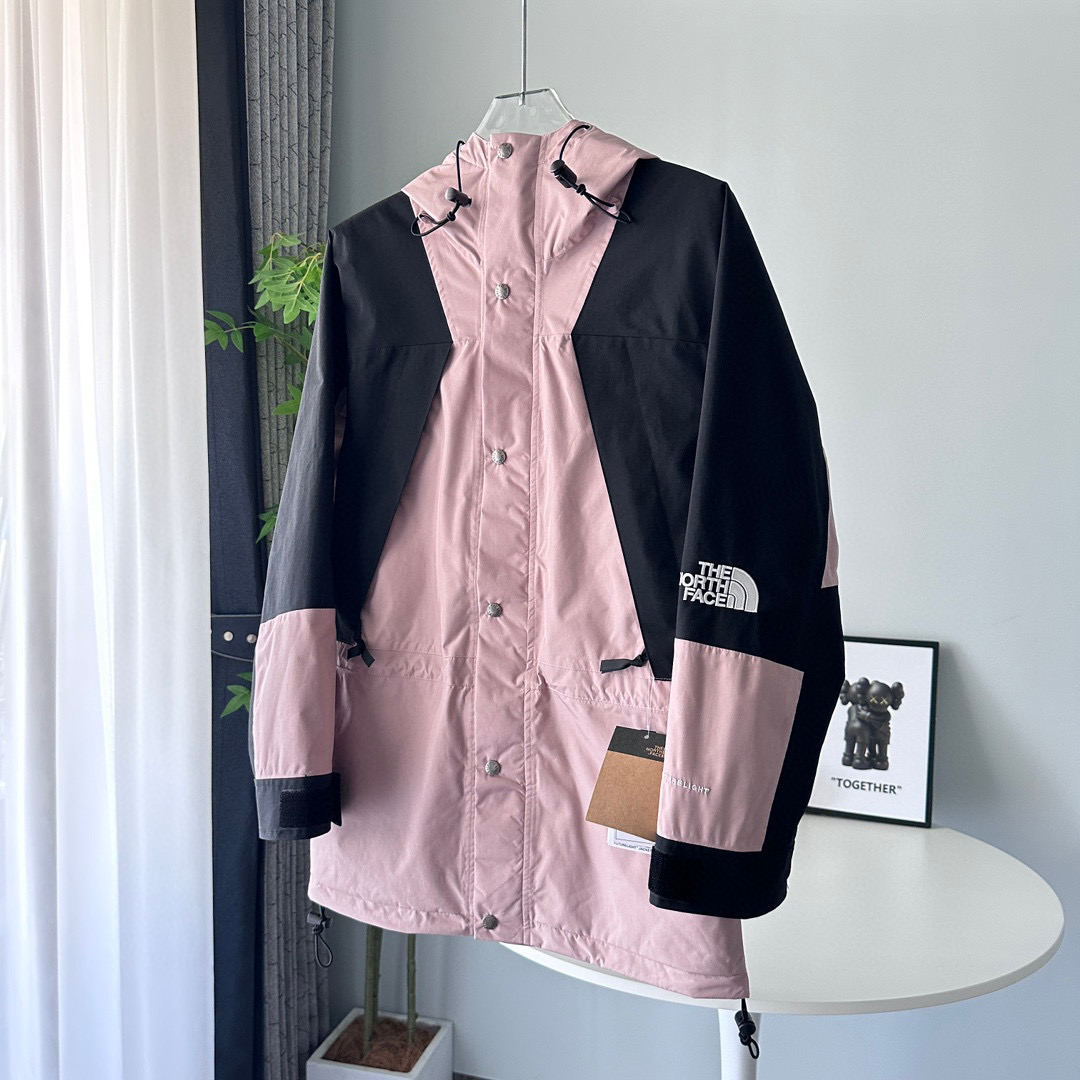 核心私聊  有量有价
The North Face｜ 21Fw 1994Retro｜ 北面连帽冲锋衣 戚薇同款  可套内胆和1996羽绒服 顶级版本

颜色：锡灰白、紫色、黄绿色、裸粉色、黑色、浅紫色
尺码：XS、S、M、L、XL、XXL

-榻榻米刺绣工艺，非市面工整笔直刺绣
-INVINCIBLE联名，1994版型
以防水面料+丝质塔夫绸抓绒内衬打造，每件冲锋衣都要耗费宽2M*长4M的防撕裂纤维面料，带有防水涂层，可将水分阻截在面料表层做到持久防水，透气性能佳，在保证舒适性同时又经久耐穿，印花为整版直接上机，
激光定位裁剪，面料上损耗极高，一版布只取一个一帽子或一个肩部，里外三片门襟也要一整版布才裁剪，其他全浪费掉，成本很高，但绝不偷工减料，正面门襟+里外三层全部为对位裁片，衣袖也是定位裁片，衣帽也是整幅印花，
一件冲锋衣报废掉的面料量接近40%，才能做到对位结合，门禁原版双拉链设计+开模纽扣内里局部刷绒处理，适合任何户外活动，内里上部分采用薄绒布材质，保暖效果一流，下部分尼龙材质，手感丝滑，专业工厂流水制作，每道工序把控到极致，
Logo采用进口百灵达万针刺绣，进口单股纯白珠光线，针车间距与纱线粗度均与原版一致对应，定制全新辅料系列