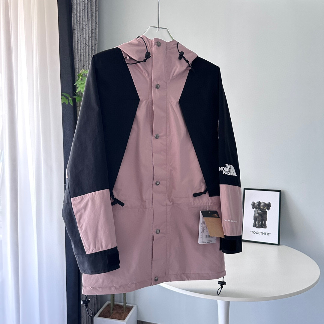 核心私聊  有量有价
The North Face｜ 21Fw 1994Retro｜ 北面连帽冲锋衣 戚薇同款  可套内胆和1996羽绒服 顶级版本

颜色：锡灰白、紫色、黄绿色、裸粉色、黑色、浅紫色
尺码：XS、S、M、L、XL、XXL

-榻榻米刺绣工艺，非市面工整笔直刺绣
-INVINCIBLE联名，1994版型
以防水面料+丝质塔夫绸抓绒内衬打造，每件冲锋衣都要耗费宽2M*长4M的防撕裂纤维面料，带有防水涂层，可将水分阻截在面料表层做到持久防水，透气性能佳，在保证舒适性同时又经久耐穿，印花为整版直接上机，
激光定位裁剪，面料上损耗极高，一版布只取一个一帽子或一个肩部，里外三片门襟也要一整版布才裁剪，其他全浪费掉，成本很高，但绝不偷工减料，正面门襟+里外三层全部为对位裁片，衣袖也是定位裁片，衣帽也是整幅印花，
一件冲锋衣报废掉的面料量接近40%，才能做到对位结合，门禁原版双拉链设计+开模纽扣内里局部刷绒处理，适合任何户外活动，内里上部分采用薄绒布材质，保暖效果一流，下部分尼龙材质，手感丝滑，专业工厂流水制作，每道工序把控到极致，
Logo采用进口百灵达万针刺绣，进口单股纯白珠光线，针车间距与纱线粗度均与原版一致对应，定制全新辅料系列