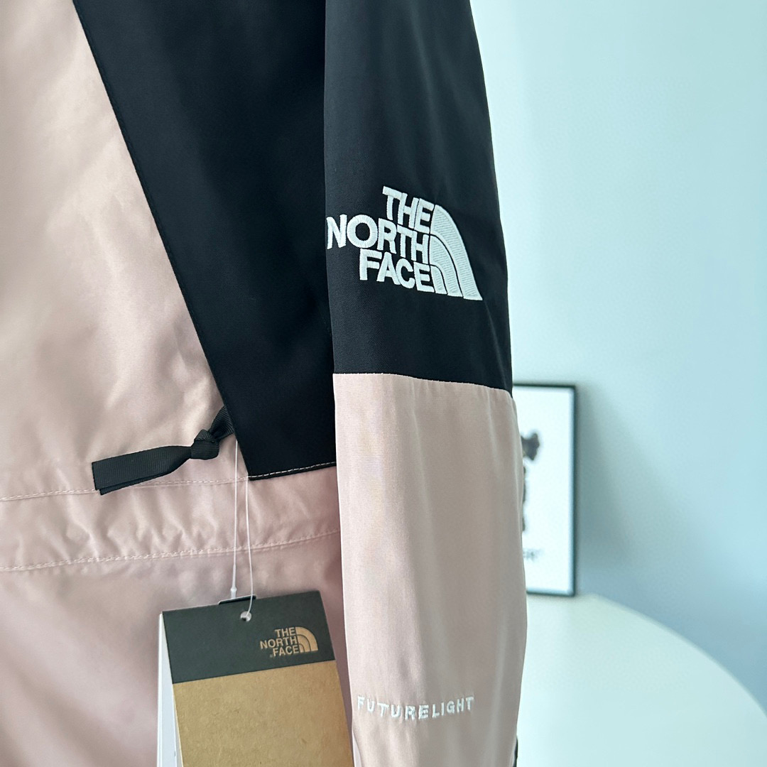 核心私聊  有量有价
The North Face｜ 21Fw 1994Retro｜ 北面连帽冲锋衣 戚薇同款  可套内胆和1996羽绒服 顶级版本

颜色：锡灰白、紫色、黄绿色、裸粉色、黑色、浅紫色
尺码：XS、S、M、L、XL、XXL

-榻榻米刺绣工艺，非市面工整笔直刺绣
-INVINCIBLE联名，1994版型
以防水面料+丝质塔夫绸抓绒内衬打造，每件冲锋衣都要耗费宽2M*长4M的防撕裂纤维面料，带有防水涂层，可将水分阻截在面料表层做到持久防水，透气性能佳，在保证舒适性同时又经久耐穿，印花为整版直接上机，
激光定位裁剪，面料上损耗极高，一版布只取一个一帽子或一个肩部，里外三片门襟也要一整版布才裁剪，其他全浪费掉，成本很高，但绝不偷工减料，正面门襟+里外三层全部为对位裁片，衣袖也是定位裁片，衣帽也是整幅印花，
一件冲锋衣报废掉的面料量接近40%，才能做到对位结合，门禁原版双拉链设计+开模纽扣内里局部刷绒处理，适合任何户外活动，内里上部分采用薄绒布材质，保暖效果一流，下部分尼龙材质，手感丝滑，专业工厂流水制作，每道工序把控到极致，
Logo采用进口百灵达万针刺绣，进口单股纯白珠光线，针车间距与纱线粗度均与原版一致对应，定制全新辅料系列