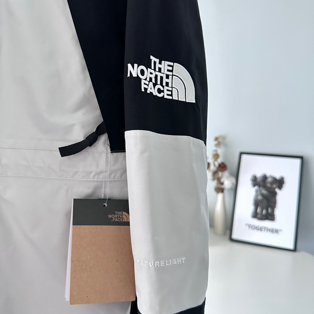 核心私聊 有量有价 The North Face| 21Fw 1994Retro| 北面连帽冲锋衣 戚薇同款 可套内胆和1996羽绒服 顶级版本 颜色:锡灰白、紫色、黄绿色、裸粉色、黑色、浅紫色 榻榻米刺绣工艺,非市面工整笔直刺绣 -INVINCIBLE联名,1994版型 以防水面料+丝质塔夫绸抓绒内衬打造,每件冲锋衣都要耗费宽2M*长4M的防撕裂纤维面料,带有防水涂层,可将水分阻截在面料表层做到持久防水,透气性能佳,在保证舒适性同时又经久耐穿,印花为整版直接上机, 激光定位裁剪,面料上损耗极高,一版布只取一个一帽子或一个肩部,里外三片门襟也要一整版布才裁剪,其他全浪费掉,成本很高,但绝不偷工减料,正面门襟+里外三层全部为对位裁片,衣袖也是定位裁片,衣帽也是整幅印花, 一件冲锋衣报废掉的面料量接近40%,才能做到对位结合,门禁原版双拉链设计+开模纽扣内里局部刷绒处理,适合任何户外活动,内里上部分采用薄绒布材质,保暖效果一流,下部分尼龙材质,手感丝滑,专业工厂流水制作,每道工序把控到极致, Logo采用进口百灵达万针刺绣,进口单股纯白珠光线,针车间距与纱线粗度均与原版一致对应,定制全新辅料系列
