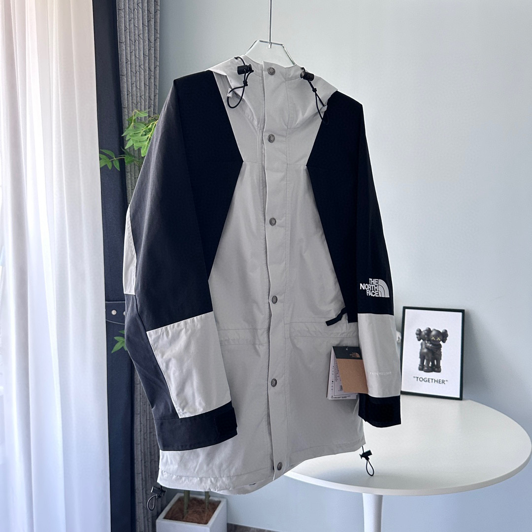 核心私聊 有量有价 The North Face| 21Fw 1994Retro| 北面连帽冲锋衣 戚薇同款 可套内胆和1996羽绒服 顶级版本 颜色:锡灰白、紫色、黄绿色、裸粉色、黑色、浅紫色 榻榻米刺绣工艺,非市面工整笔直刺绣 -INVINCIBLE联名,1994版型 以防水面料+丝质塔夫绸抓绒内衬打造,每件冲锋衣都要耗费宽2M*长4M的防撕裂纤维面料,带有防水涂层,可将水分阻截在面料表层做到持久防水,透气性能佳,在保证舒适性同时又经久耐穿,印花为整版直接上机, 激光定位裁剪,面料上损耗极高,一版布只取一个一帽子或一个肩部,里外三片门襟也要一整版布才裁剪,其他全浪费掉,成本很高,但绝不偷工减料,正面门襟+里外三层全部为对位裁片,衣袖也是定位裁片,衣帽也是整幅印花, 一件冲锋衣报废掉的面料量接近40%,才能做到对位结合,门禁原版双拉链设计+开模纽扣内里局部刷绒处理,适合任何户外活动,内里上部分采用薄绒布材质,保暖效果一流,下部分尼龙材质,手感丝滑,专业工厂流水制作,每道工序把控到极致, Logo采用进口百灵达万针刺绣,进口单股纯白珠光线,针车间距与纱线粗度均与原版一致对应,定制全新辅料系列