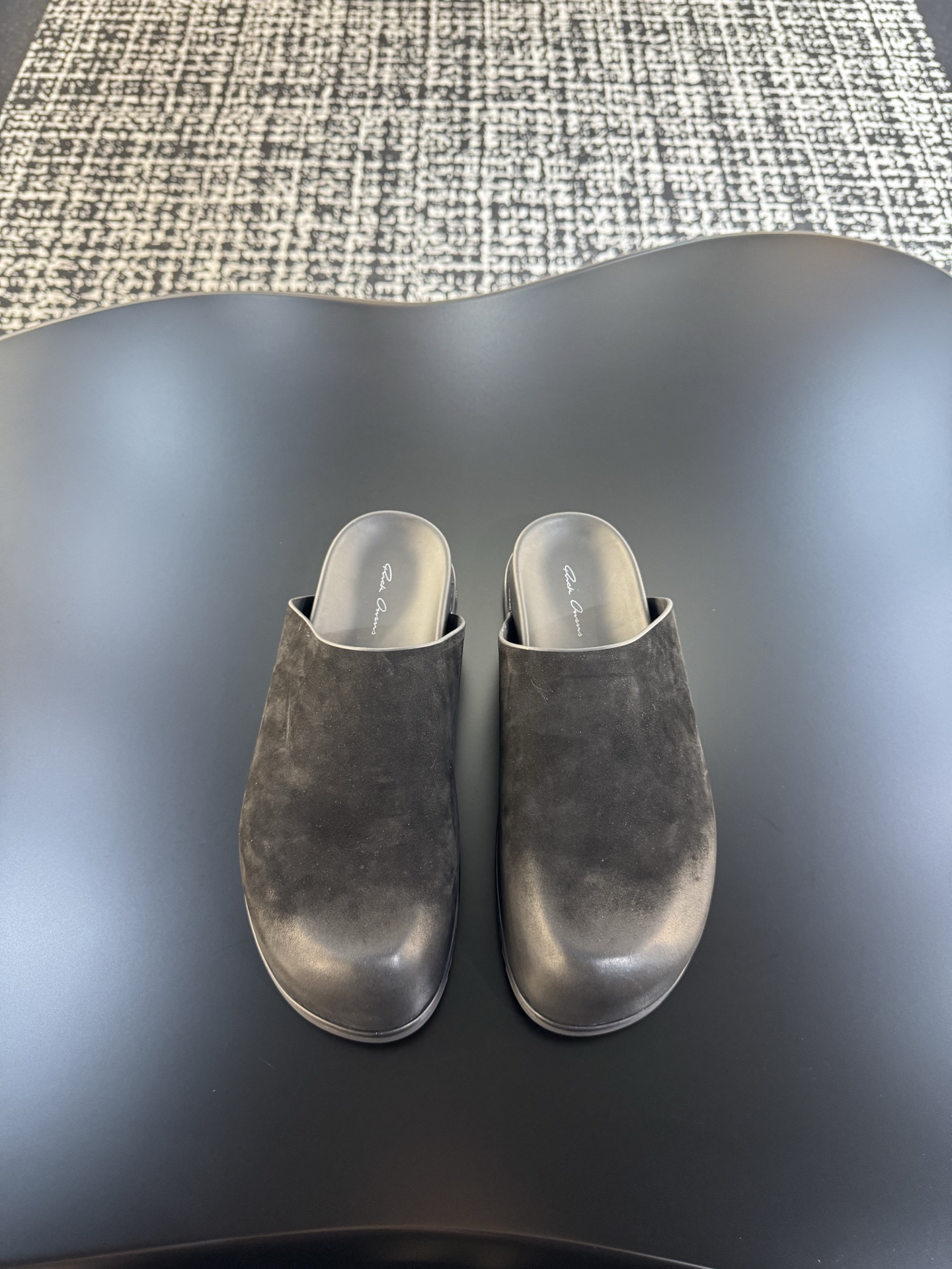 NO:283595,Rick Owen's new slippers large toe style, imported water dyed cowhide inside and outside, size 39-45.,,slippers,cowhide19860909Rick Owen新款拖鞋大鞋头款式,里外进口水染牛皮,尺码39-45.,,slippers,cowhide,Men's shoes