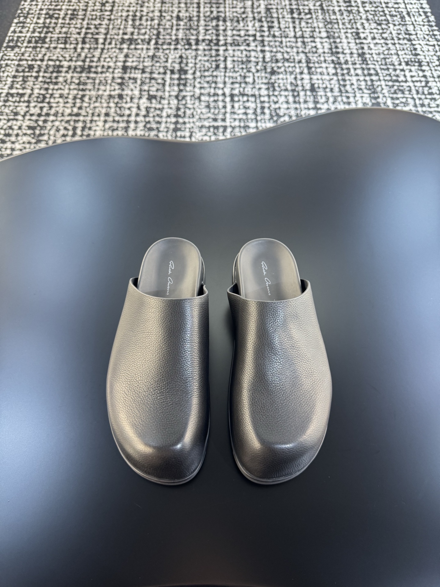 NO:283601,Rick Owen's new slippers large toe style, imported water dyed cowhide inside and outside, size 39-45.,,slippers,cowhide19860909Rick Owen新款拖鞋大鞋头款式,里外进口水染牛皮,尺码39-45.,,slippers,cowhide,Men's shoes