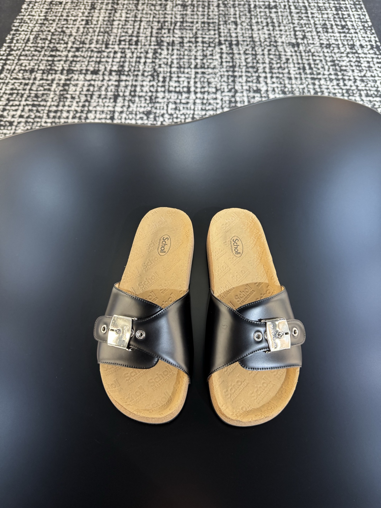 NO:357080,Balencia*Scholl x Paris FW25 calfskin open toe foot non-slip slippers couples 35-39 men 39-44,,balenciaga,slippers,cowhide19860909Balencia*Scholl x 巴黎世FW25 小牛皮 露趾套脚 防滑一字拖鞋 情侣女35-39 男39-44,,balenciaga,slippers,cowhide,Men's shoes