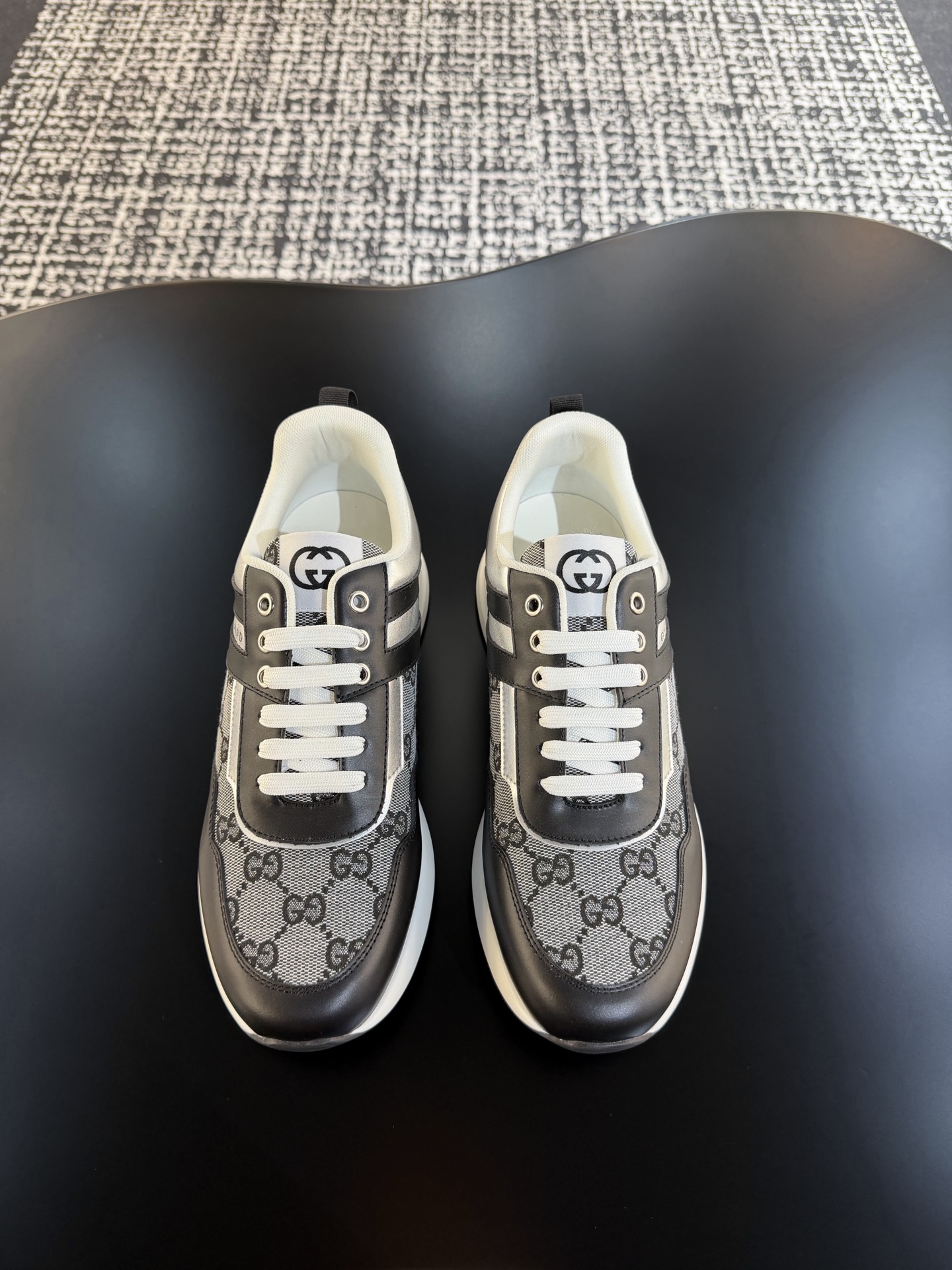 NO:756481,Gu~i low-top sports shoes series. These sports shoes are made of top-layer leather and classic embossed technology. The tongue is equipped with a Logo cloth label. It is comfortable, breathable, fashionable and beautiful. The sole is made of vacuum film outsole, which makes the foot feel comfortable. Men's size 38-44, sneakers19860909Gu～i低帮运动鞋系列  这款运动鞋,采用头层皮革和经典压花工艺,鞋舌配Logo布标,舒适透气,时尚美观.鞋底采用真空吸膜大底,脚感舒适. 码数男38-44,,sneakers,Men's shoes