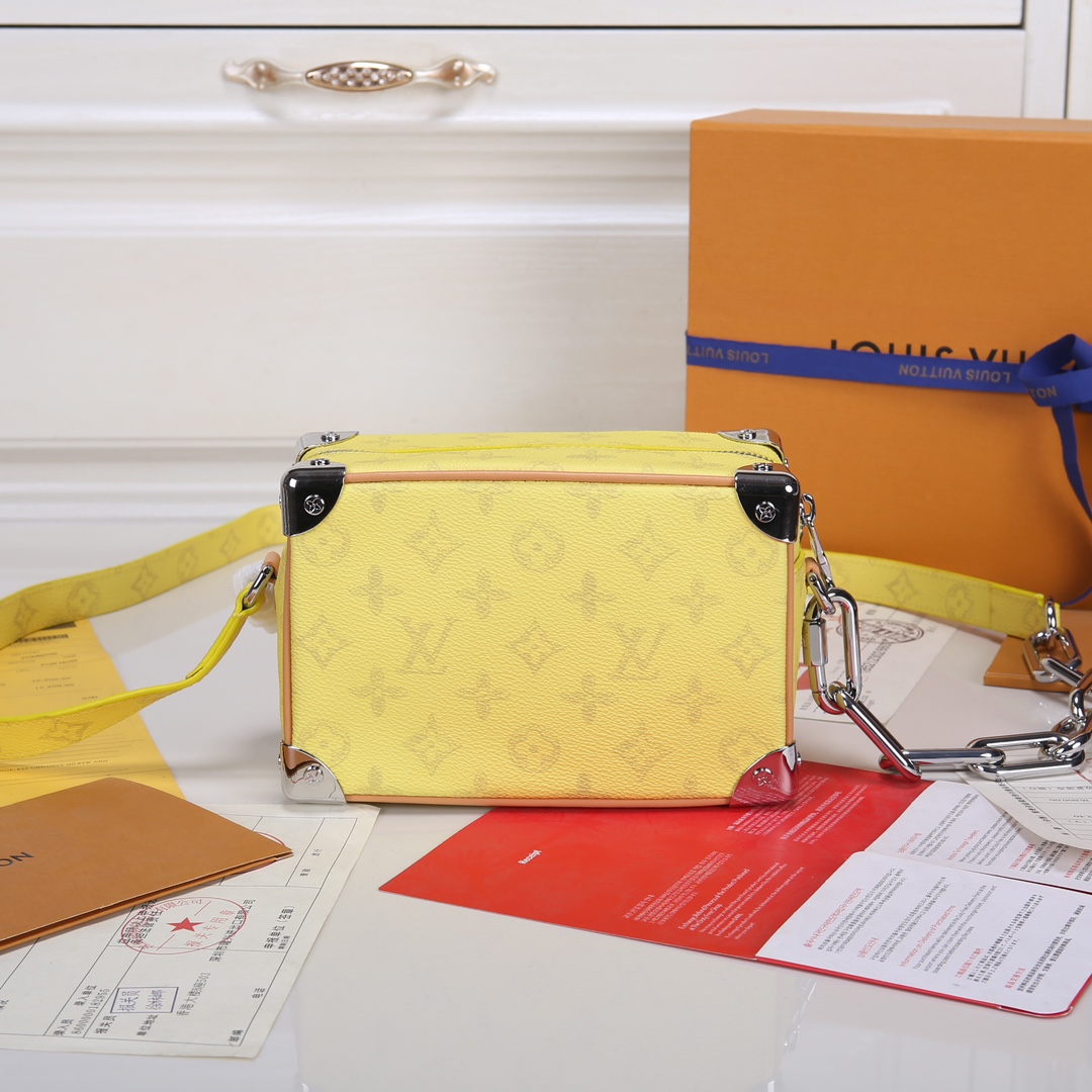 Lacoste 对版细节 M44735黄花 M23731火焰M22558水滴深蓝 M23144眼睛 M80892炫彩 M69072 花朵 M44735 黑花 M4448老花 M68906 金口M80159公仔 M82008动物图案 M80816绿花 M58906浮花 M45278长颈鹿 M60394 大格 M81936波点 M98903鳄鱼纹 M82245鸵鸟纹 M20557 云朵 M80033牛仔 Virgil Abloh 为 2019 春夏秀场呈现 Mini SOFT TRUNK 链条包