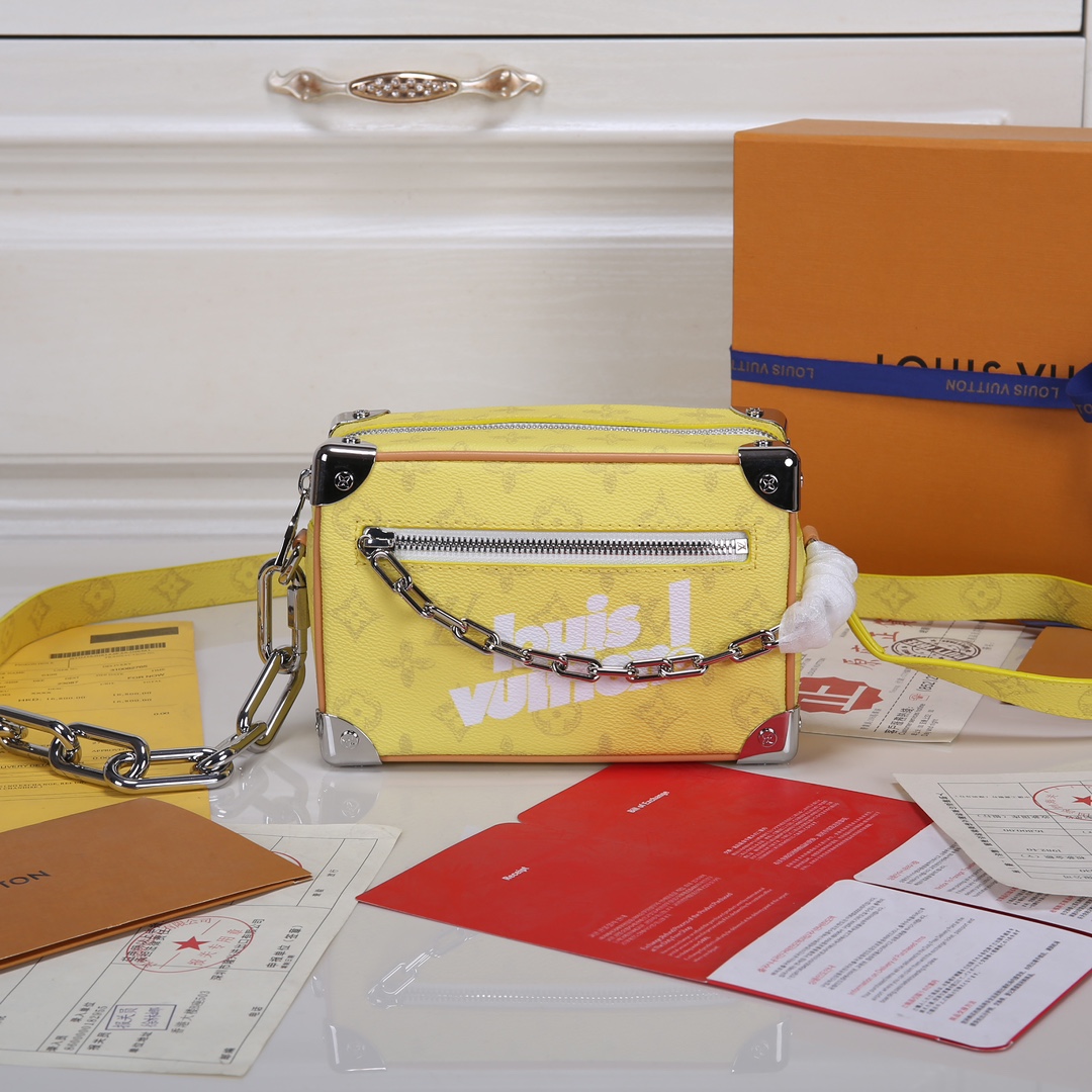 Lacoste 对版细节 M44735黄花 M23731火焰M22558水滴深蓝 M23144眼睛 M80892炫彩 M69072 花朵 M44735 黑花 M4448老花 M68906 金口M80159公仔 M82008动物图案 M80816绿花 M58906浮花 M45278长颈鹿 M60394 大格 M81936波点 M98903鳄鱼纹 M82245鸵鸟纹 M20557 云朵 M80033牛仔 Virgil Abloh 为 2019 春夏秀场呈现 Mini SOFT TRUNK 链条包