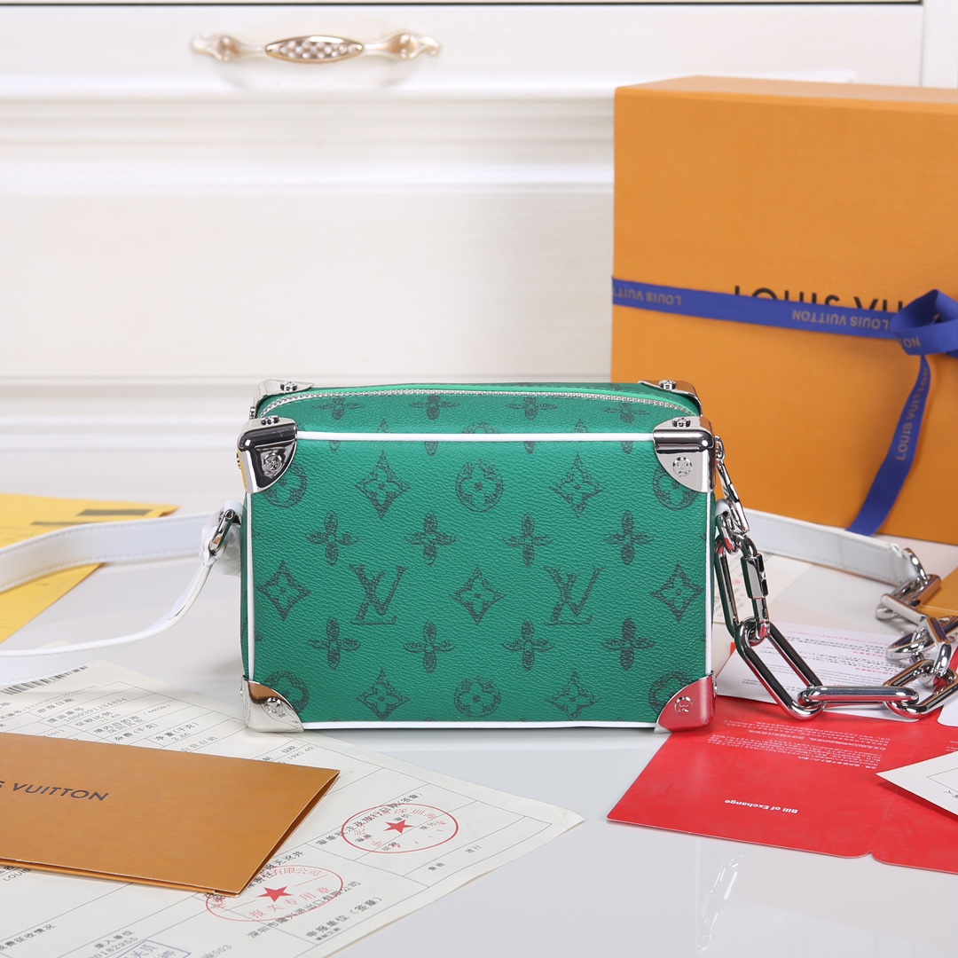 Lacoste 对版细节 M44735黄花 M23731火焰M22558水滴深蓝 M23144眼睛 M80892炫彩 M69072 花朵 M44735 黑花 M4448老花 M68906 金口M80159公仔 M82008动物图案 M80816绿花 M58906浮花 M45278长颈鹿 M60394 大格 M81936波点 M98903鳄鱼纹 M82245鸵鸟纹 M20557 云朵 M80033牛仔 Virgil Abloh 为 2019 春夏秀场呈现 Mini SOFT TRUNK 链条包