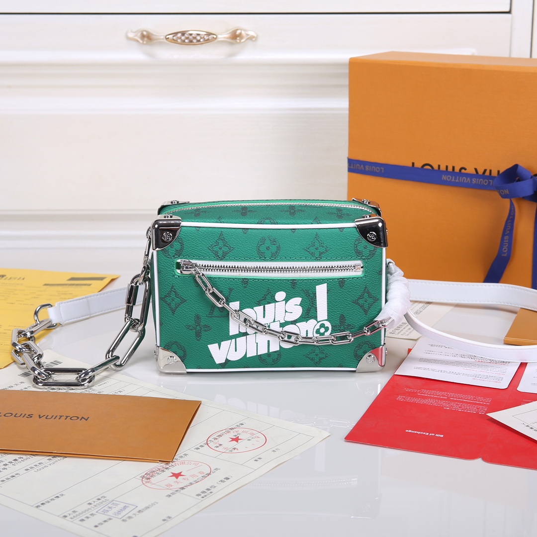 Lacoste 对版细节 M44735黄花 M23731火焰M22558水滴深蓝 M23144眼睛 M80892炫彩 M69072 花朵 M44735 黑花 M4448老花 M68906 金口M80159公仔 M82008动物图案 M80816绿花 M58906浮花 M45278长颈鹿 M60394 大格 M81936波点 M98903鳄鱼纹 M82245鸵鸟纹 M20557 云朵 M80033牛仔 Virgil Abloh 为 2019 春夏秀场呈现 Mini SOFT TRUNK 链条包