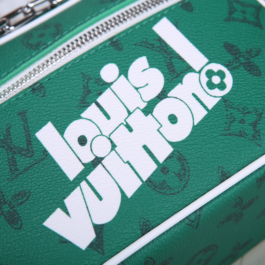 Lacoste 对版细节 M44735黄花 M23731火焰M22558水滴深蓝 M23144眼睛 M80892炫彩 M69072 花朵 M44735 黑花 M4448老花 M68906 金口M80159公仔 M82008动物图案 M80816绿花 M58906浮花 M45278长颈鹿 M60394 大格 M81936波点 M98903鳄鱼纹 M82245鸵鸟纹 M20557 云朵 M80033牛仔 Virgil Abloh 为 2019 春夏秀场呈现 Mini SOFT TRUNK 链条包