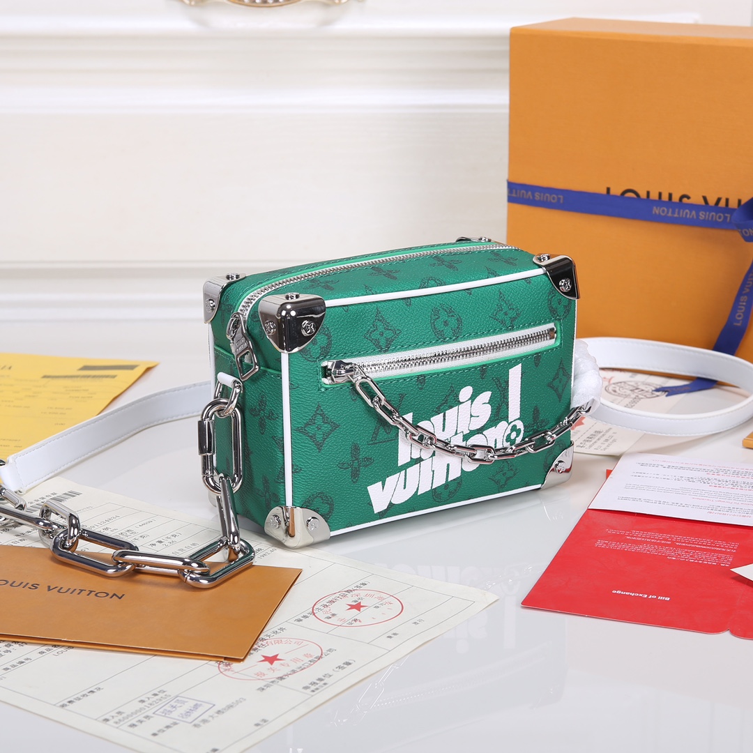 Lacoste 对版细节 M44735黄花 M23731火焰M22558水滴深蓝 M23144眼睛 M80892炫彩 M69072 花朵 M44735 黑花 M4448老花 M68906 金口M80159公仔 M82008动物图案 M80816绿花 M58906浮花 M45278长颈鹿 M60394 大格 M81936波点 M98903鳄鱼纹 M82245鸵鸟纹 M20557 云朵 M80033牛仔 Virgil Abloh 为 2019 春夏秀场呈现 Mini SOFT TRUNK 链条包