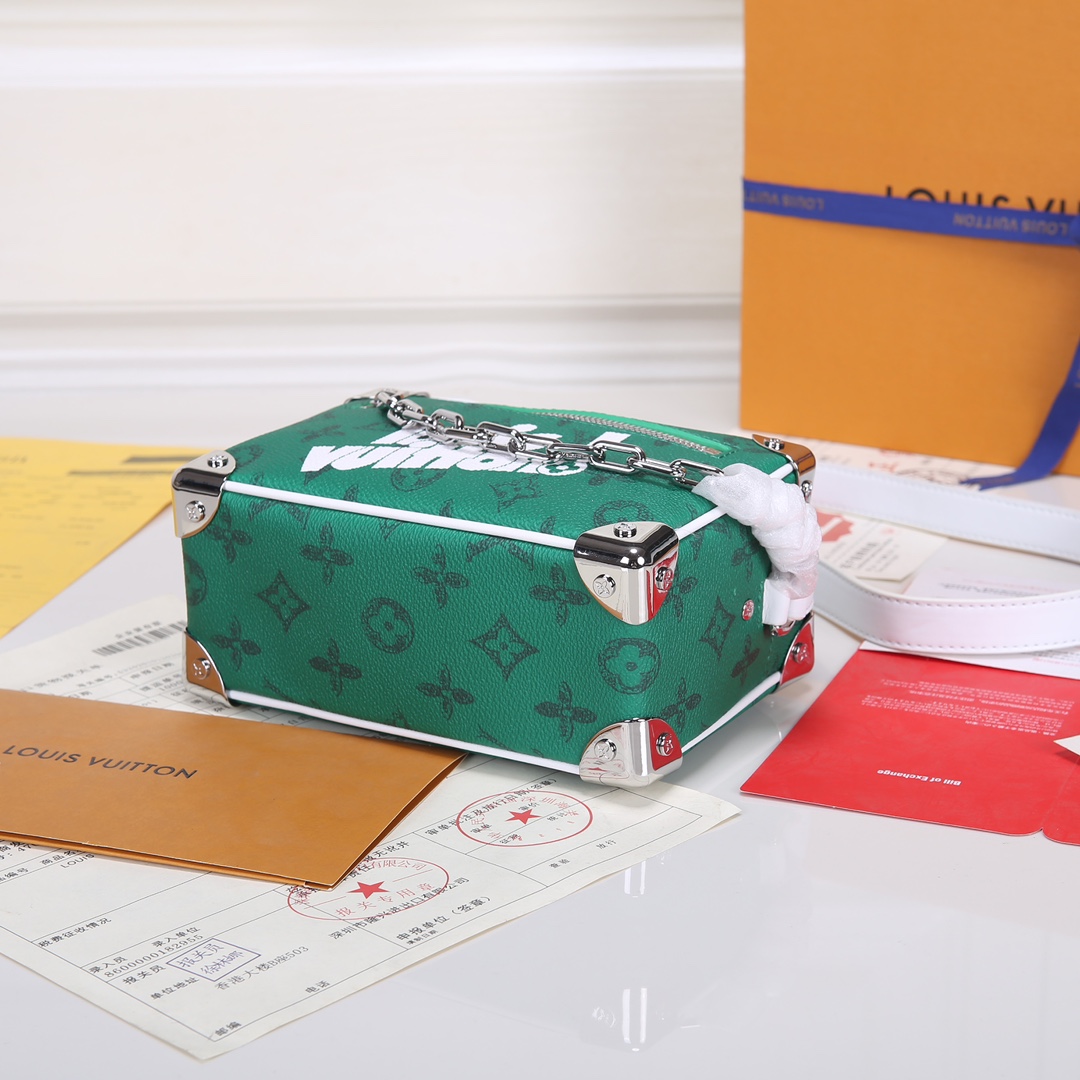 Lacoste 对版细节 M44735黄花 M23731火焰M22558水滴深蓝 M23144眼睛 M80892炫彩 M69072 花朵 M44735 黑花 M4448老花 M68906 金口M80159公仔 M82008动物图案 M80816绿花 M58906浮花 M45278长颈鹿 M60394 大格 M81936波点 M98903鳄鱼纹 M82245鸵鸟纹 M20557 云朵 M80033牛仔 Virgil Abloh 为 2019 春夏秀场呈现 Mini SOFT TRUNK 链条包