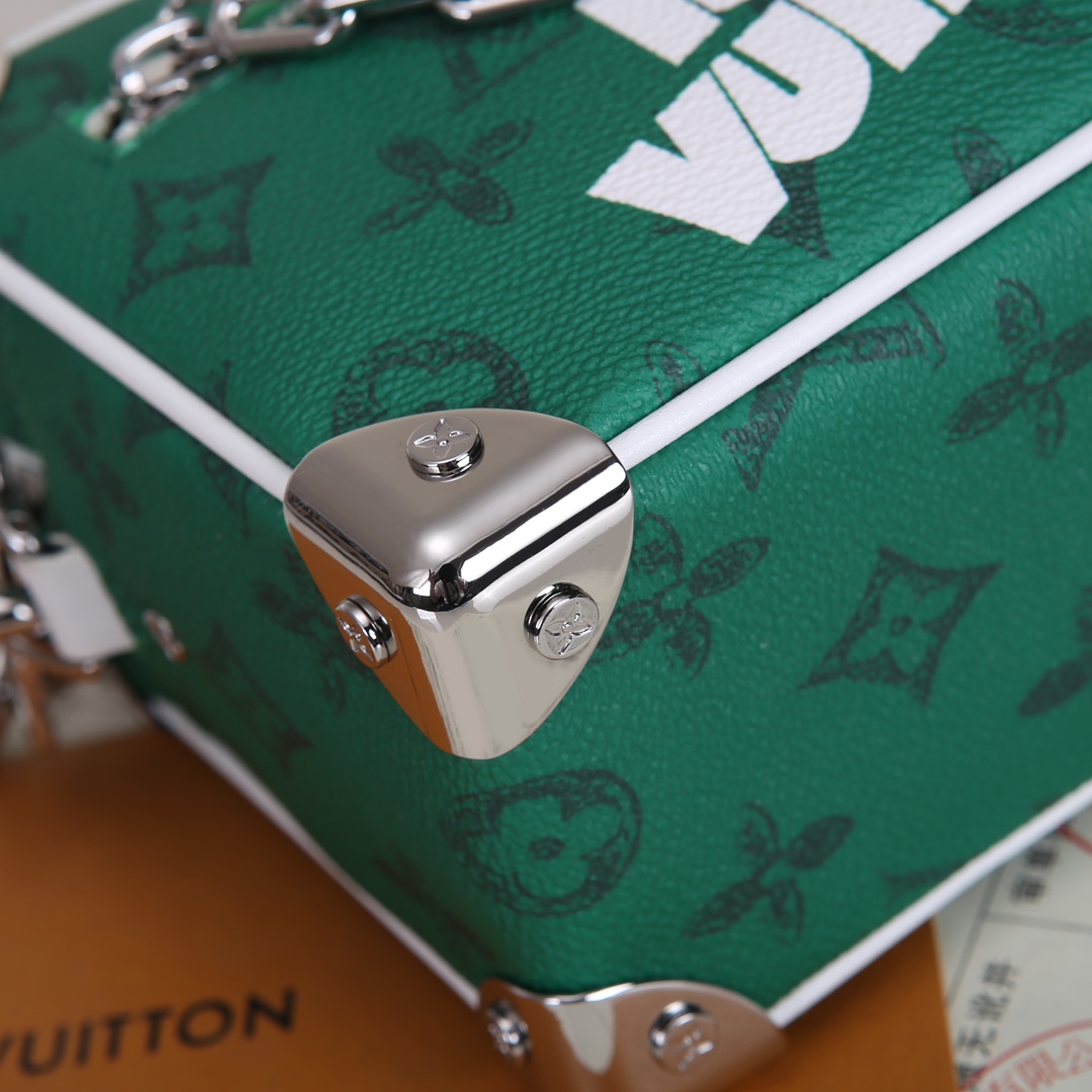 Lacoste 对版细节 M44735黄花 M23731火焰M22558水滴深蓝 M23144眼睛 M80892炫彩 M69072 花朵 M44735 黑花 M4448老花 M68906 金口M80159公仔 M82008动物图案 M80816绿花 M58906浮花 M45278长颈鹿 M60394 大格 M81936波点 M98903鳄鱼纹 M82245鸵鸟纹 M20557 云朵 M80033牛仔 Virgil Abloh 为 2019 春夏秀场呈现 Mini SOFT TRUNK 链条包