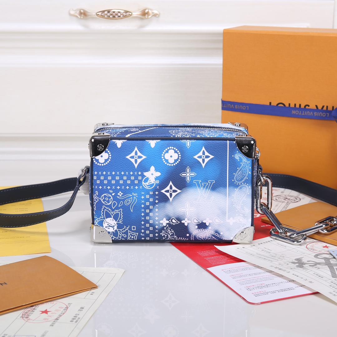 Lacoste 对版细节 M44735黄花 M23731火焰M22558水滴深蓝 M23144眼睛 M80892炫彩 M69072 花朵 M44735 黑花 M4448老花 M68906 金口M80159公仔 M82008动物图案 M80816绿花 M58906浮花 M45278长颈鹿 M60394 大格 M81936波点 M98903鳄鱼纹 M82245鸵鸟纹 M20557 云朵 M80033牛仔 Virgil Abloh 为 2019 春夏秀场呈现 Mini SOFT TRUNK 链条包