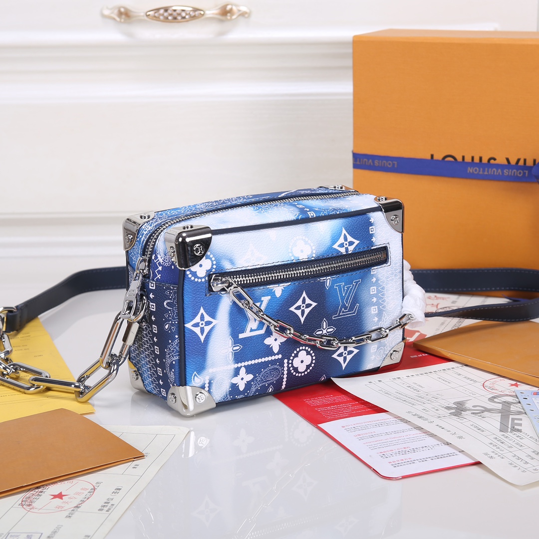Lacoste 对版细节 M44735黄花 M23731火焰M22558水滴深蓝 M23144眼睛 M80892炫彩 M69072 花朵 M44735 黑花 M4448老花 M68906 金口M80159公仔 M82008动物图案 M80816绿花 M58906浮花 M45278长颈鹿 M60394 大格 M81936波点 M98903鳄鱼纹 M82245鸵鸟纹 M20557 云朵 M80033牛仔 Virgil Abloh 为 2019 春夏秀场呈现 Mini SOFT TRUNK 链条包