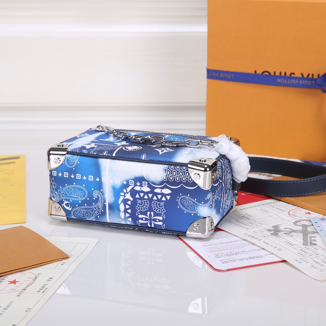 Lacoste 对版细节 M44735黄花 M23731火焰M22558水滴深蓝 M23144眼睛 M80892炫彩 M69072 花朵 M44735 黑花 M4448老花 M68906 金口M80159公仔 M82008动物图案 M80816绿花 M58906浮花 M45278长颈鹿 M60394 大格 M81936波点 M98903鳄鱼纹 M82245鸵鸟纹 M20557 云朵 M80033牛仔 Virgil Abloh 为 2019 春夏秀场呈现 Mini SOFT TRUNK 链条包