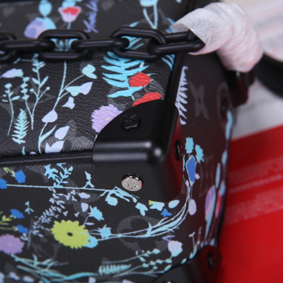 Lacoste 对版细节 M44735黄花 M23731火焰M22558水滴深蓝 M23144眼睛 M80892炫彩 M69072 花朵 M44735 黑花 M4448老花 M68906 金口M80159公仔 M82008动物图案 M80816绿花 M58906浮花 M45278长颈鹿 M60394 大格 M81936波点 M98903鳄鱼纹 M82245鸵鸟纹 M20557 云朵 M80033牛仔 Virgil Abloh 为 2019 春夏秀场呈现 Mini SOFT TRUNK 链条包