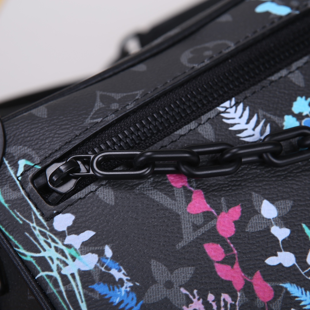 Lacoste 对版细节 M44735黄花 M23731火焰M22558水滴深蓝 M23144眼睛 M80892炫彩 M69072 花朵 M44735 黑花 M4448老花 M68906 金口M80159公仔 M82008动物图案 M80816绿花 M58906浮花 M45278长颈鹿 M60394 大格 M81936波点 M98903鳄鱼纹 M82245鸵鸟纹 M20557 云朵 M80033牛仔 Virgil Abloh 为 2019 春夏秀场呈现 Mini SOFT TRUNK 链条包