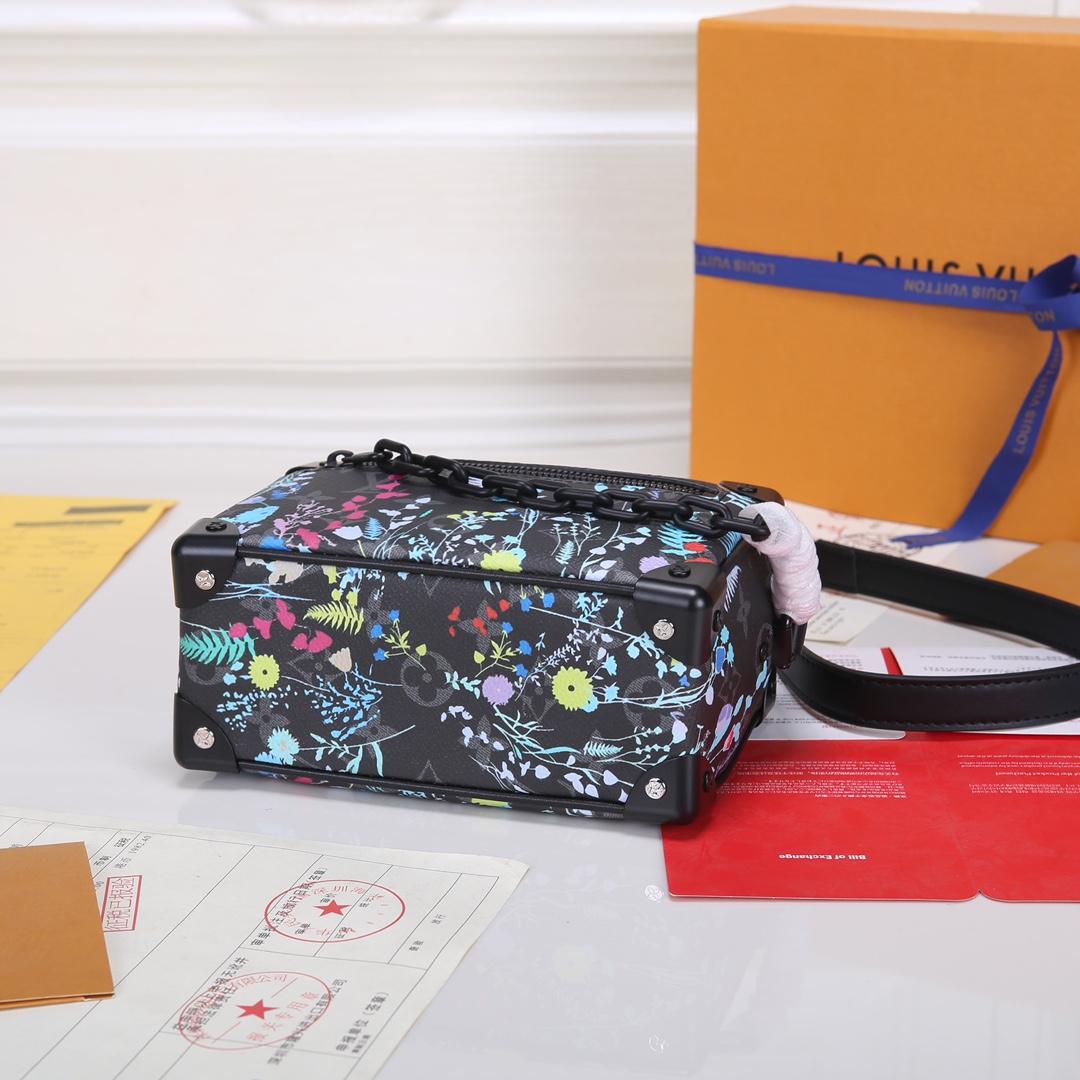 Lacoste 对版细节 M44735黄花 M23731火焰M22558水滴深蓝 M23144眼睛 M80892炫彩 M69072 花朵 M44735 黑花 M4448老花 M68906 金口M80159公仔 M82008动物图案 M80816绿花 M58906浮花 M45278长颈鹿 M60394 大格 M81936波点 M98903鳄鱼纹 M82245鸵鸟纹 M20557 云朵 M80033牛仔 Virgil Abloh 为 2019 春夏秀场呈现 Mini SOFT TRUNK 链条包