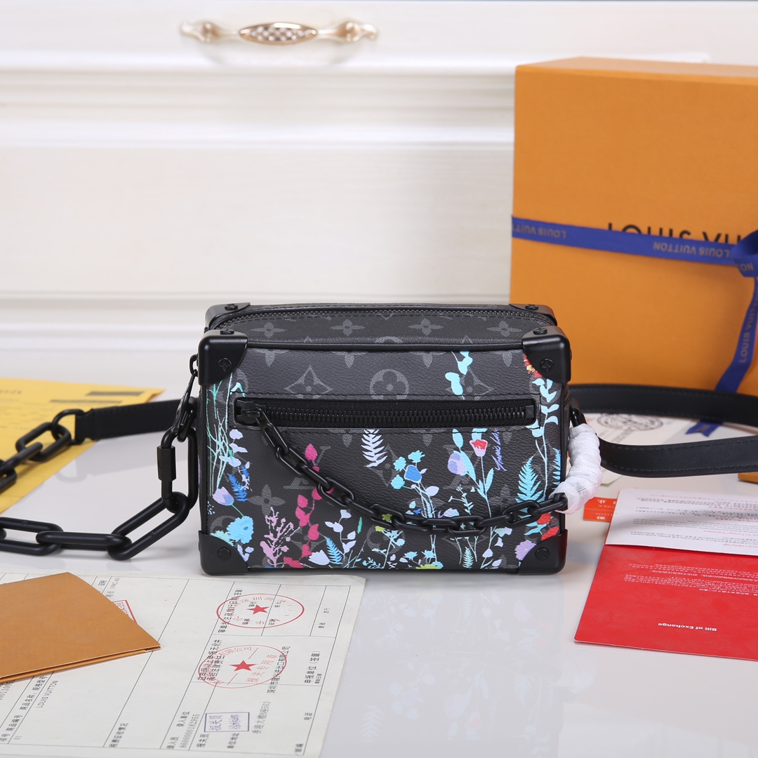 Lacoste 对版细节 M44735黄花 M23731火焰M22558水滴深蓝 M23144眼睛 M80892炫彩 M69072 花朵 M44735 黑花 M4448老花 M68906 金口M80159公仔 M82008动物图案 M80816绿花 M58906浮花 M45278长颈鹿 M60394 大格 M81936波点 M98903鳄鱼纹 M82245鸵鸟纹 M20557 云朵 M80033牛仔 Virgil Abloh 为 2019 春夏秀场呈现 Mini SOFT TRUNK 链条包