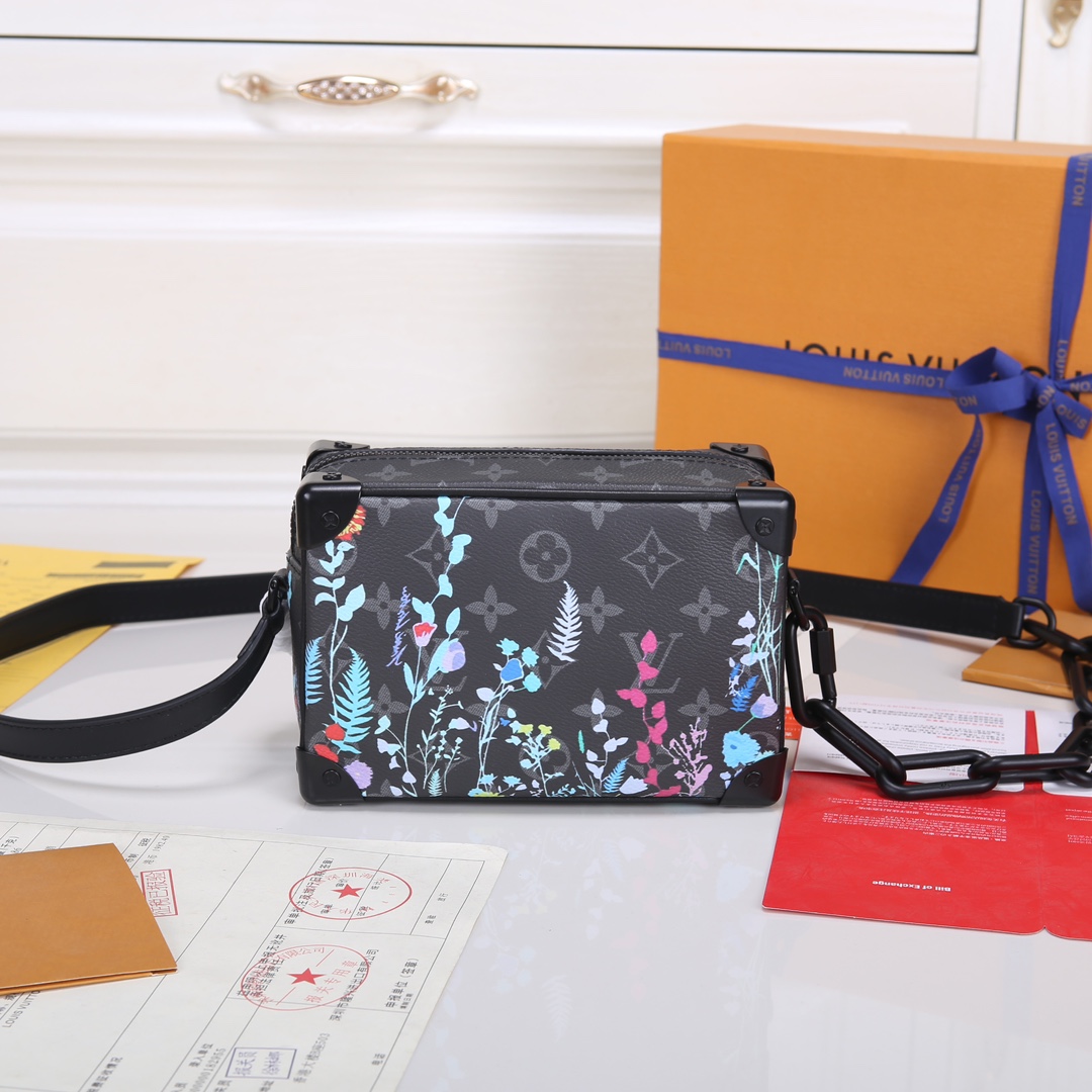 Lacoste 对版细节 M44735黄花 M23731火焰M22558水滴深蓝 M23144眼睛 M80892炫彩 M69072 花朵 M44735 黑花 M4448老花 M68906 金口M80159公仔 M82008动物图案 M80816绿花 M58906浮花 M45278长颈鹿 M60394 大格 M81936波点 M98903鳄鱼纹 M82245鸵鸟纹 M20557 云朵 M80033牛仔 Virgil Abloh 为 2019 春夏秀场呈现 Mini SOFT TRUNK 链条包