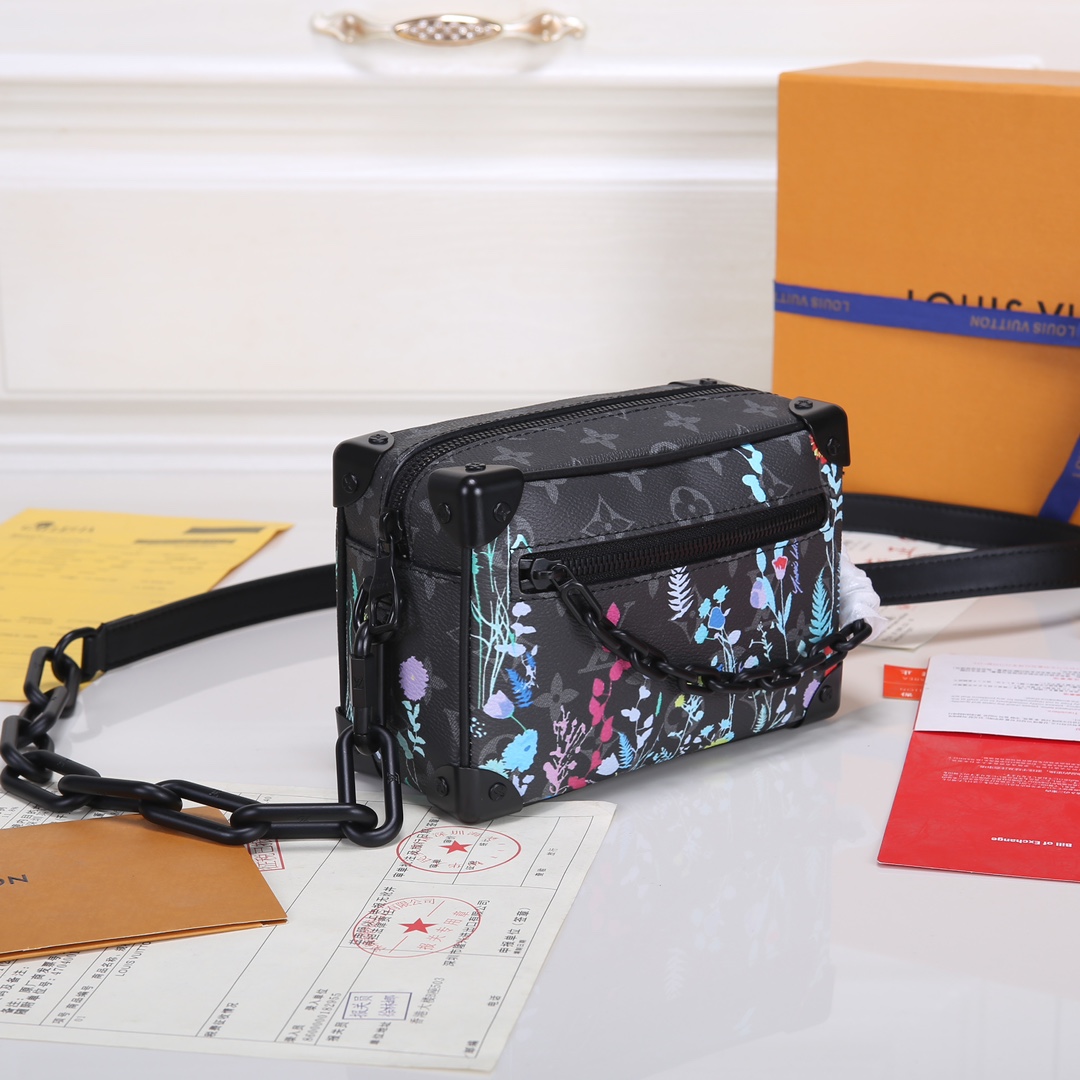 Lacoste 对版细节 M44735黄花 M23731火焰M22558水滴深蓝 M23144眼睛 M80892炫彩 M69072 花朵 M44735 黑花 M4448老花 M68906 金口M80159公仔 M82008动物图案 M80816绿花 M58906浮花 M45278长颈鹿 M60394 大格 M81936波点 M98903鳄鱼纹 M82245鸵鸟纹 M20557 云朵 M80033牛仔 Virgil Abloh 为 2019 春夏秀场呈现 Mini SOFT TRUNK 链条包