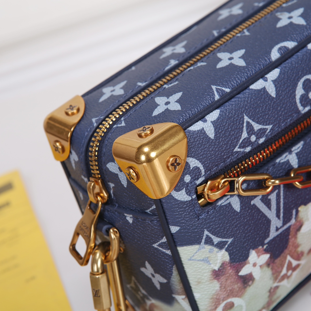 Lacoste 对版细节 M23731 M44735黄花 M23731火焰M22558水滴深蓝 M23144眼睛 M80892炫彩 M69072 花朵 M44735 黑花 M4448老花 M68906 金口M80159公仔 M82008动物图案 M80816绿花 M58906浮花 M45278长颈鹿 M60394 大格 M81936波点 M98903鳄鱼纹 M82245鸵鸟纹 M20557 云朵 M80033牛仔 Virgil Abloh 为 2019 春夏秀场呈现 Mini SOFT TRUNK 链条包