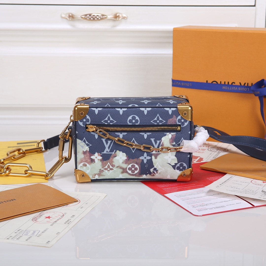 Lacoste 对版细节 M23731 M44735黄花 M23731火焰M22558水滴深蓝 M23144眼睛 M80892炫彩 M69072 花朵 M44735 黑花 M4448老花 M68906 金口M80159公仔 M82008动物图案 M80816绿花 M58906浮花 M45278长颈鹿 M60394 大格 M81936波点 M98903鳄鱼纹 M82245鸵鸟纹 M20557 云朵 M80033牛仔 Virgil Abloh 为 2019 春夏秀场呈现 Mini SOFT TRUNK 链条包