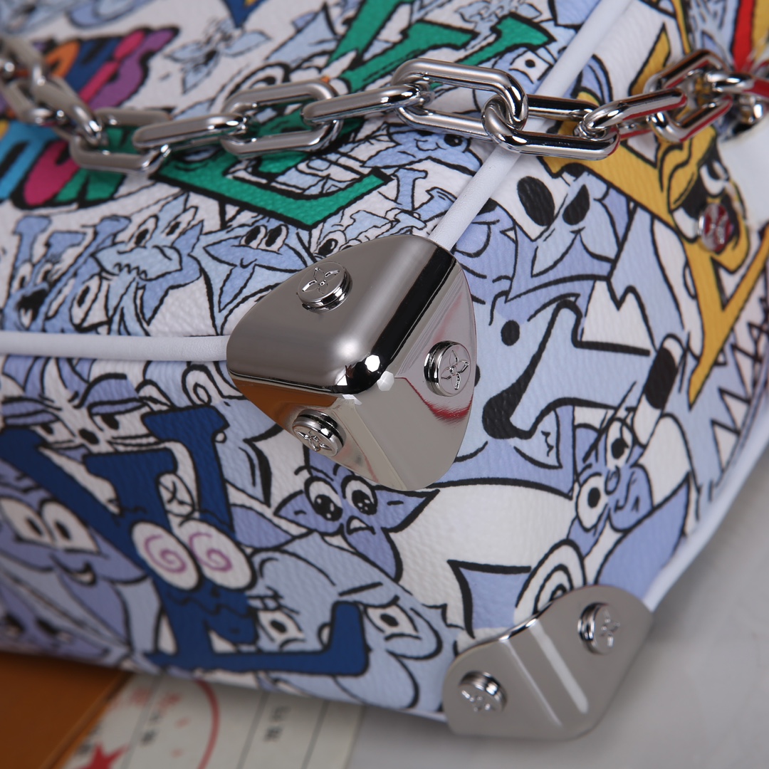 Lacoste 对版细节 M23731 M44735黄花 M23731火焰M22558水滴深蓝 M23144眼睛 M80892炫彩 M69072 花朵 M44735 黑花 M4448老花 M68906 金口M80159公仔 M82008动物图案 M80816绿花 M58906浮花 M45278长颈鹿 M60394 大格 M81936波点 M98903鳄鱼纹 M82245鸵鸟纹 M20557 云朵 M80033牛仔 Virgil Abloh 为 2019 春夏秀场呈现 Mini SOFT TRUNK 链条包