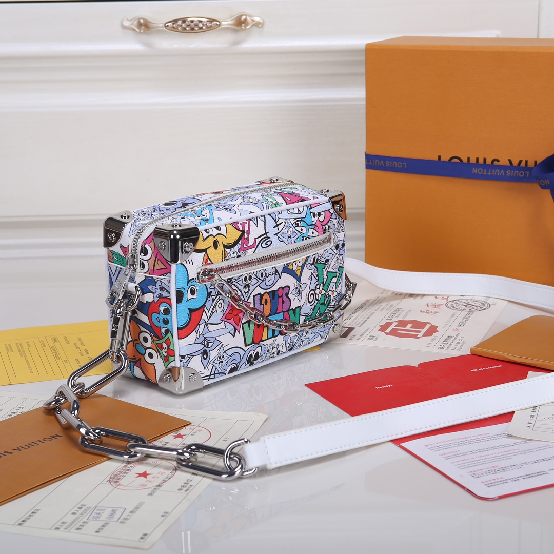 Lacoste 对版细节 M23731 M44735黄花 M23731火焰M22558水滴深蓝 M23144眼睛 M80892炫彩 M69072 花朵 M44735 黑花 M4448老花 M68906 金口M80159公仔 M82008动物图案 M80816绿花 M58906浮花 M45278长颈鹿 M60394 大格 M81936波点 M98903鳄鱼纹 M82245鸵鸟纹 M20557 云朵 M80033牛仔 Virgil Abloh 为 2019 春夏秀场呈现 Mini SOFT TRUNK 链条包