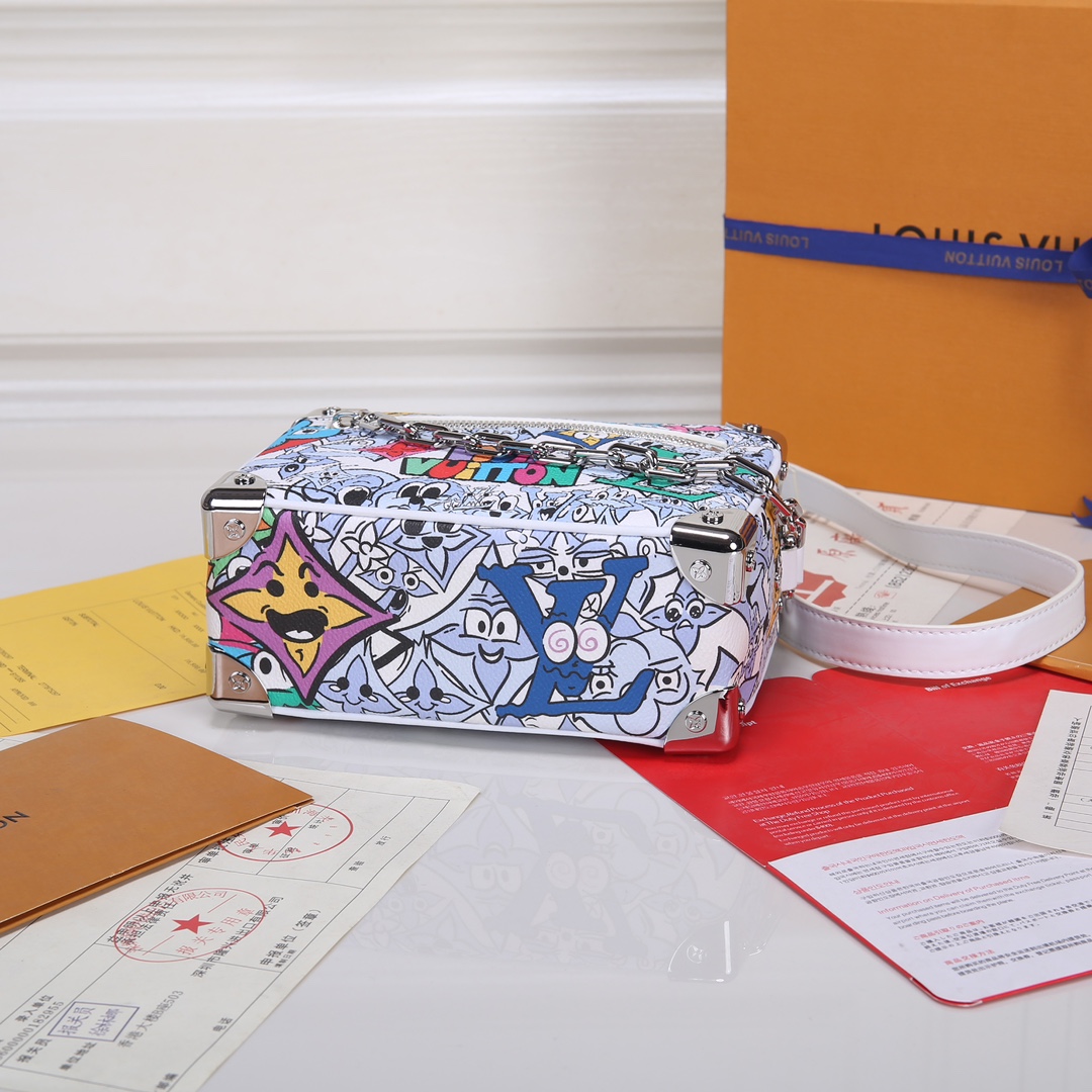 Lacoste 对版细节 M23731 M44735黄花 M23731火焰M22558水滴深蓝 M23144眼睛 M80892炫彩 M69072 花朵 M44735 黑花 M4448老花 M68906 金口M80159公仔 M82008动物图案 M80816绿花 M58906浮花 M45278长颈鹿 M60394 大格 M81936波点 M98903鳄鱼纹 M82245鸵鸟纹 M20557 云朵 M80033牛仔 Virgil Abloh 为 2019 春夏秀场呈现 Mini SOFT TRUNK 链条包