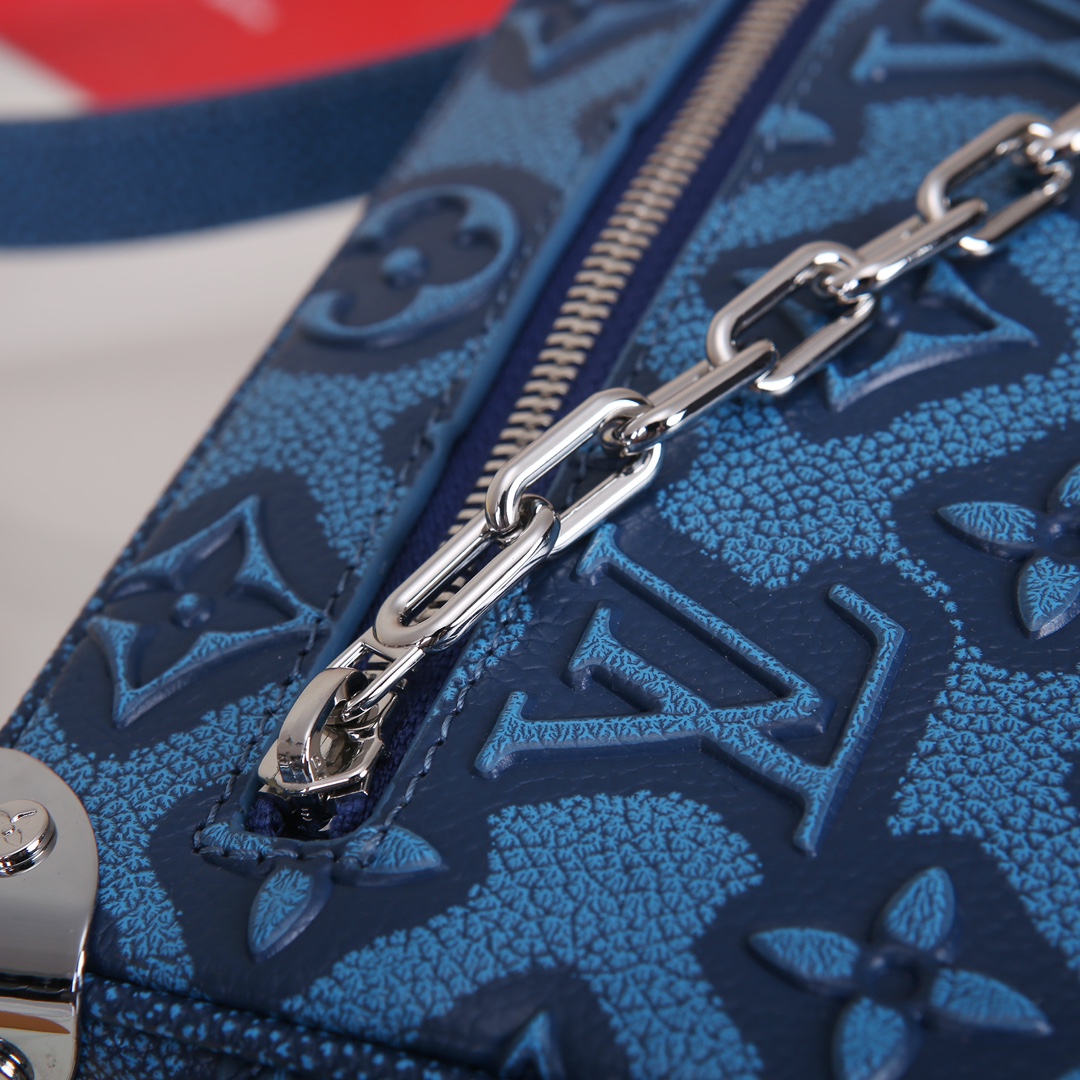 Lacoste 对版细节 M23731 M44735黄花 M23731火焰M22558水滴深蓝 M23144眼睛 M80892炫彩 M69072 花朵 M44735 黑花 M4448老花 M68906 金口M80159公仔 M82008动物图案 M80816绿花 M58906浮花 M45278长颈鹿 M60394 大格 M81936波点 M98903鳄鱼纹 M82245鸵鸟纹 M20557 云朵 M80033牛仔 Virgil Abloh 为 2019 春夏秀场呈现 Mini SOFT TRUNK 链条包