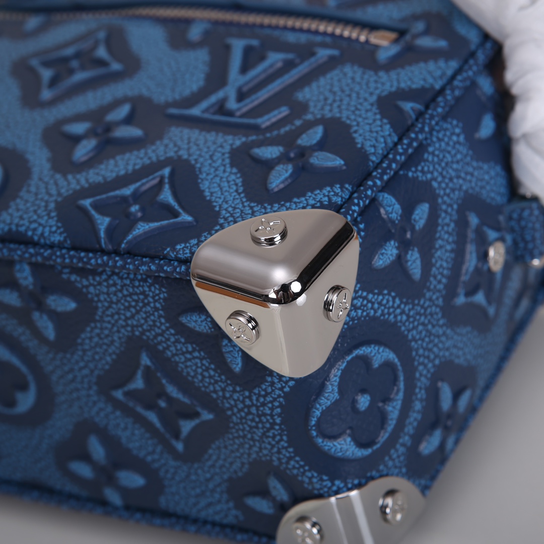 Lacoste 对版细节 M23731 M44735黄花 M23731火焰M22558水滴深蓝 M23144眼睛 M80892炫彩 M69072 花朵 M44735 黑花 M4448老花 M68906 金口M80159公仔 M82008动物图案 M80816绿花 M58906浮花 M45278长颈鹿 M60394 大格 M81936波点 M98903鳄鱼纹 M82245鸵鸟纹 M20557 云朵 M80033牛仔 Virgil Abloh 为 2019 春夏秀场呈现 Mini SOFT TRUNK 链条包