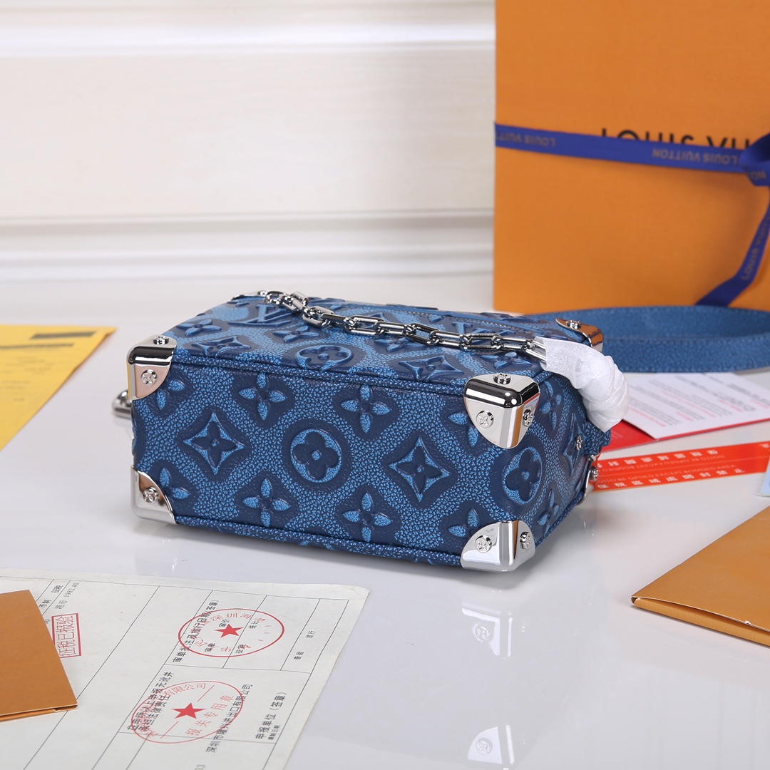 Lacoste 对版细节 M23731 M44735黄花 M23731火焰M22558水滴深蓝 M23144眼睛 M80892炫彩 M69072 花朵 M44735 黑花 M4448老花 M68906 金口M80159公仔 M82008动物图案 M80816绿花 M58906浮花 M45278长颈鹿 M60394 大格 M81936波点 M98903鳄鱼纹 M82245鸵鸟纹 M20557 云朵 M80033牛仔 Virgil Abloh 为 2019 春夏秀场呈现 Mini SOFT TRUNK 链条包