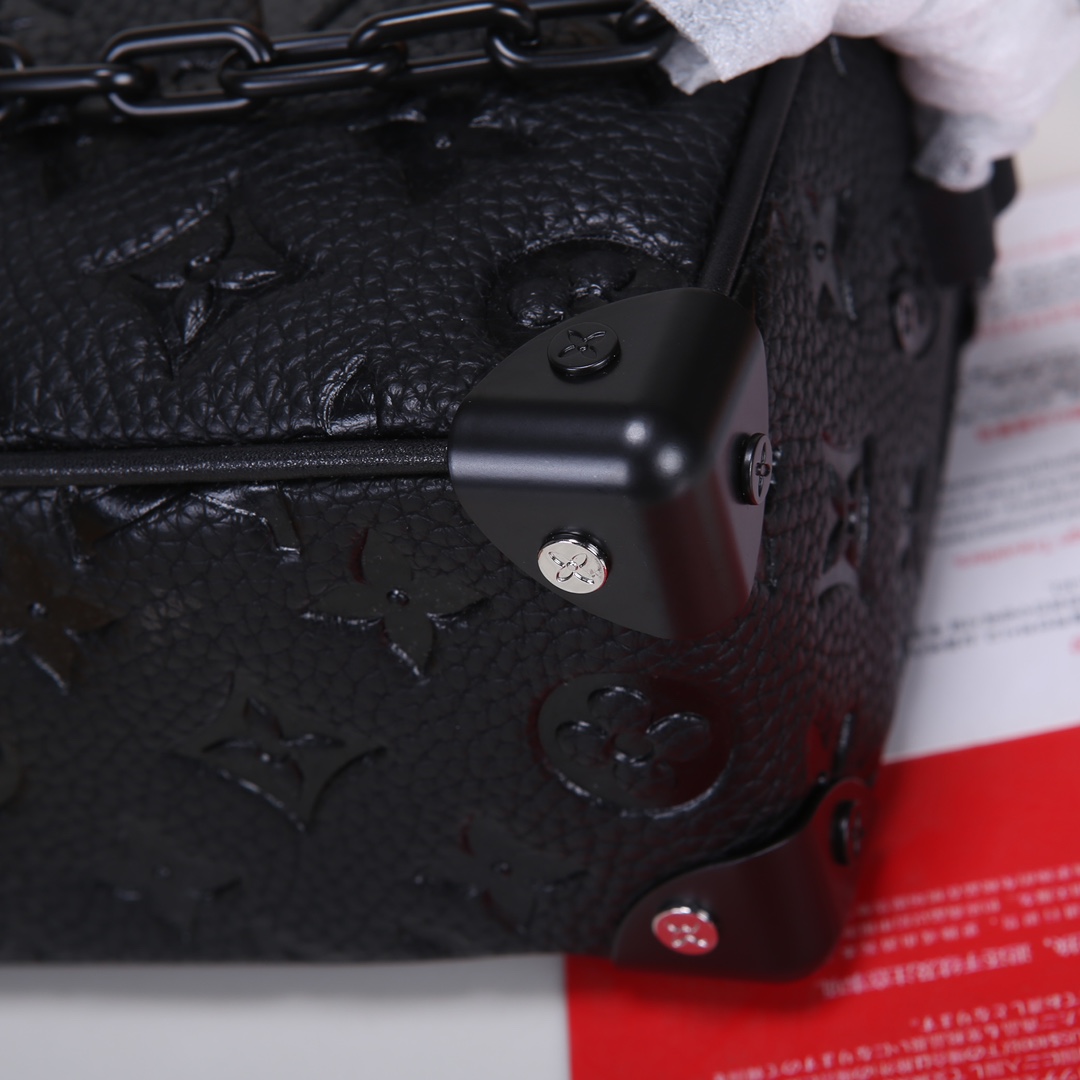 Louis Vuitton M55702 M58906 M80159 M44735 M68906 Soft Trunk 迷你手袋取材压印 Monogram 图案的 Taurillon 皮革