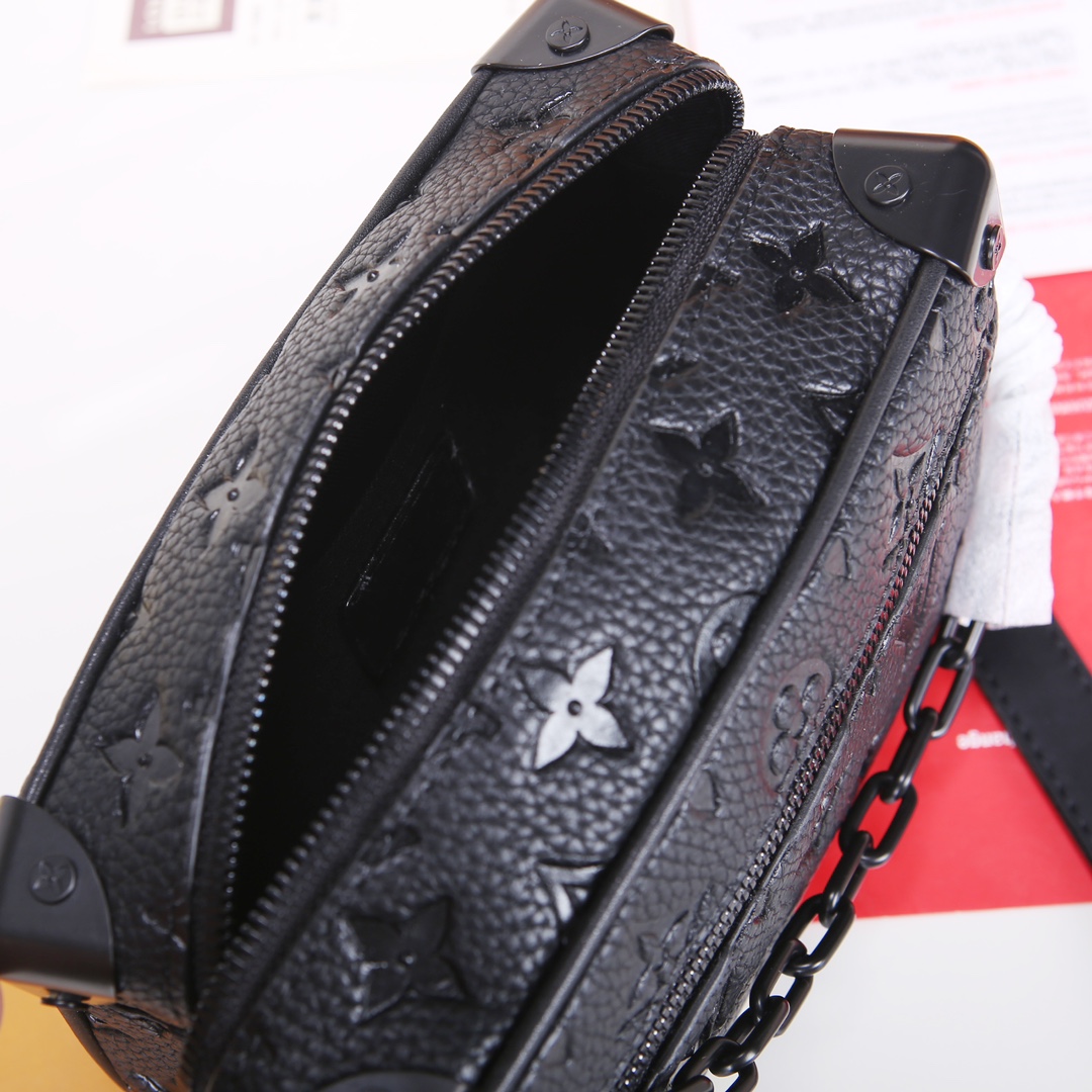 Louis Vuitton M55702 M58906 M80159 M44735 M68906 Soft Trunk 迷你手袋取材压印 Monogram 图案的 Taurillon 皮革
