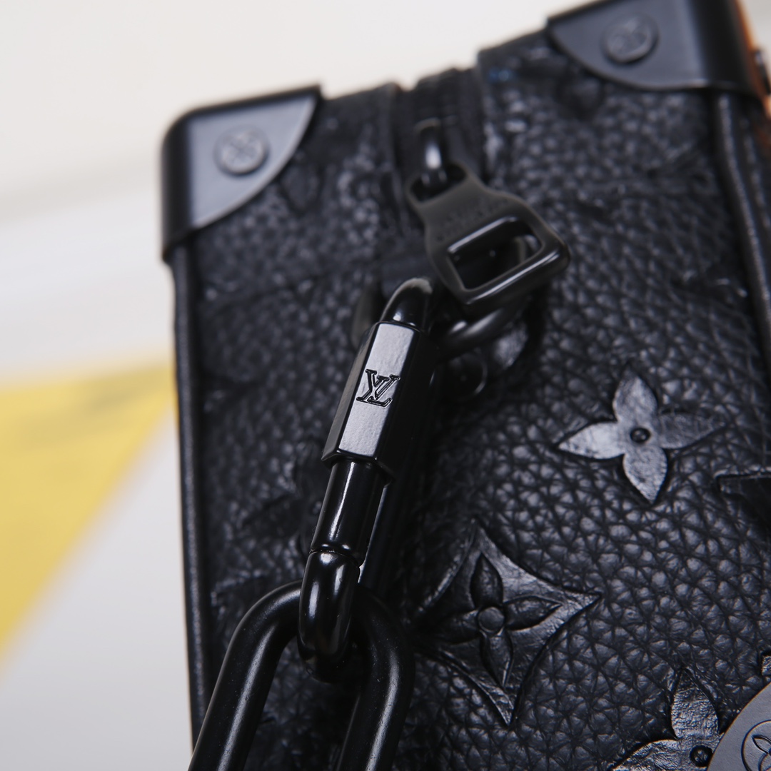 Louis Vuitton M55702 M58906 M80159 M44735 M68906 Soft Trunk 迷你手袋取材压印 Monogram 图案的 Taurillon 皮革