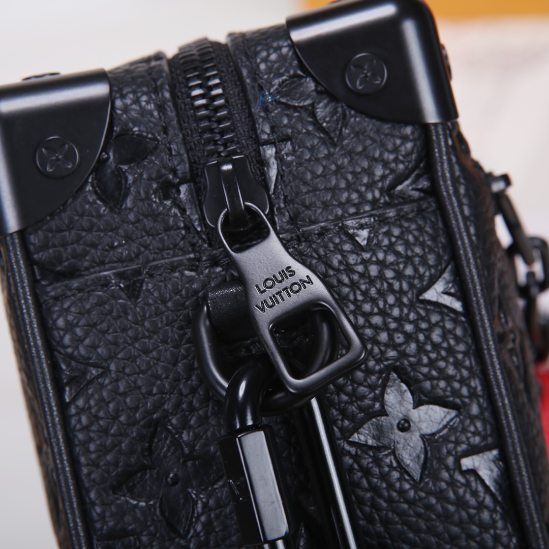 Louis Vuitton M55702 M58906 M80159 M44735 M68906 Soft Trunk 迷你手袋取材压印 Monogram 图案的 Taurillon 皮革