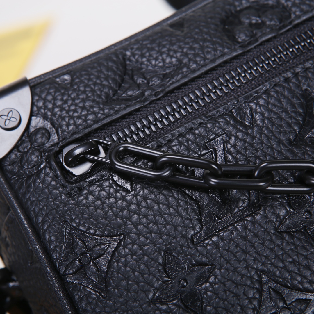 Louis Vuitton M55702 M58906 M80159 M44735 M68906 Soft Trunk 迷你手袋取材压印 Monogram 图案的 Taurillon 皮革