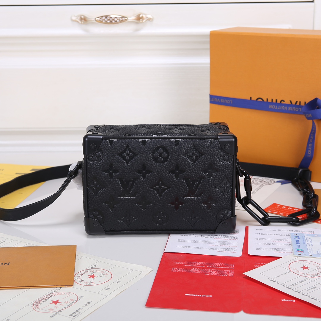 Louis Vuitton M55702 M58906 M80159 M44735 M68906 Soft Trunk 迷你手袋取材压印 Monogram 图案的 Taurillon 皮革
