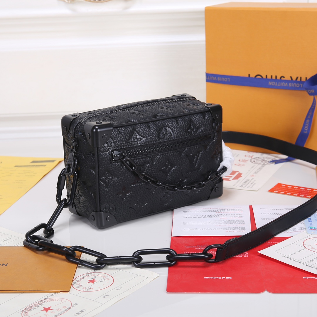 Louis Vuitton M55702 M58906 M80159 M44735 M68906 Soft Trunk 迷你手袋取材压印 Monogram 图案的 Taurillon 皮革