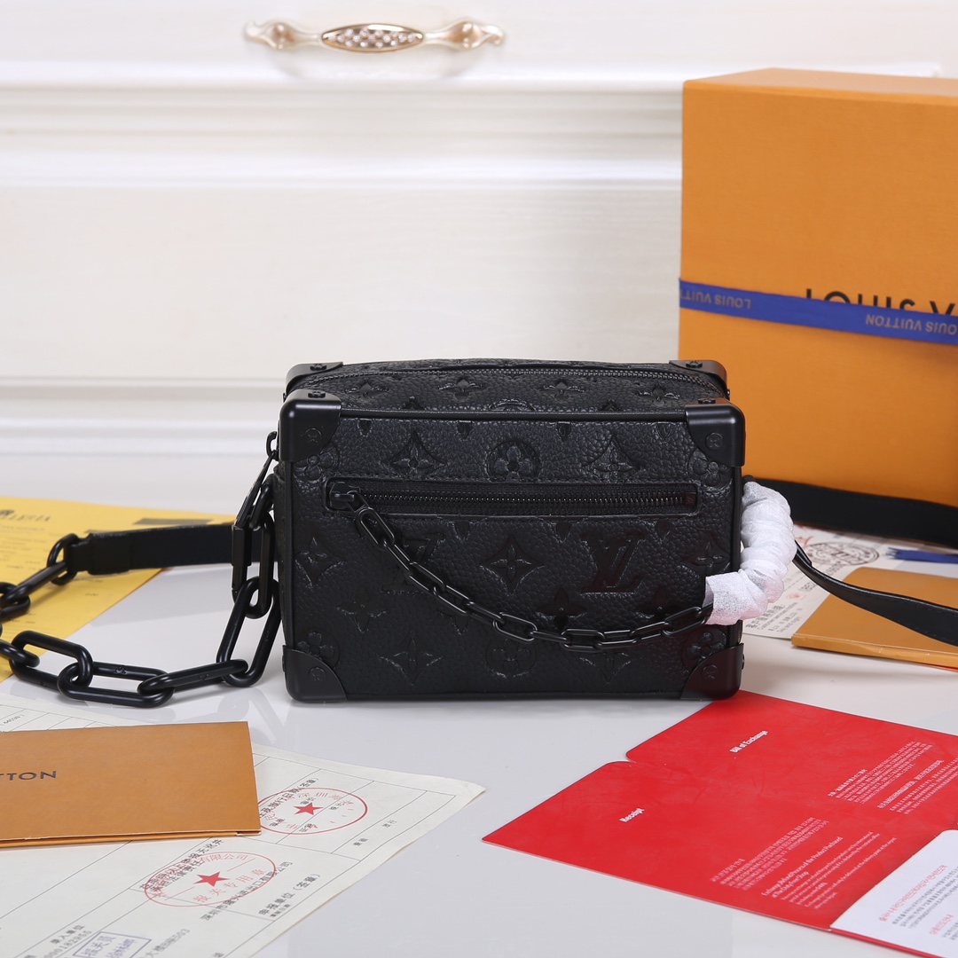 Louis Vuitton M55702 M58906 M80159 M44735 M68906 Soft Trunk 迷你手袋取材压印 Monogram 图案的 Taurillon 皮革