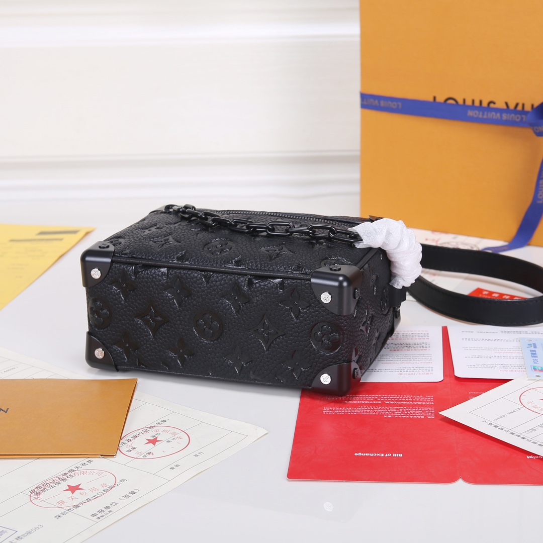 Louis Vuitton M55702 M58906 M80159 M44735 M68906 Soft Trunk 迷你手袋取材压印 Monogram 图案的 Taurillon 皮革