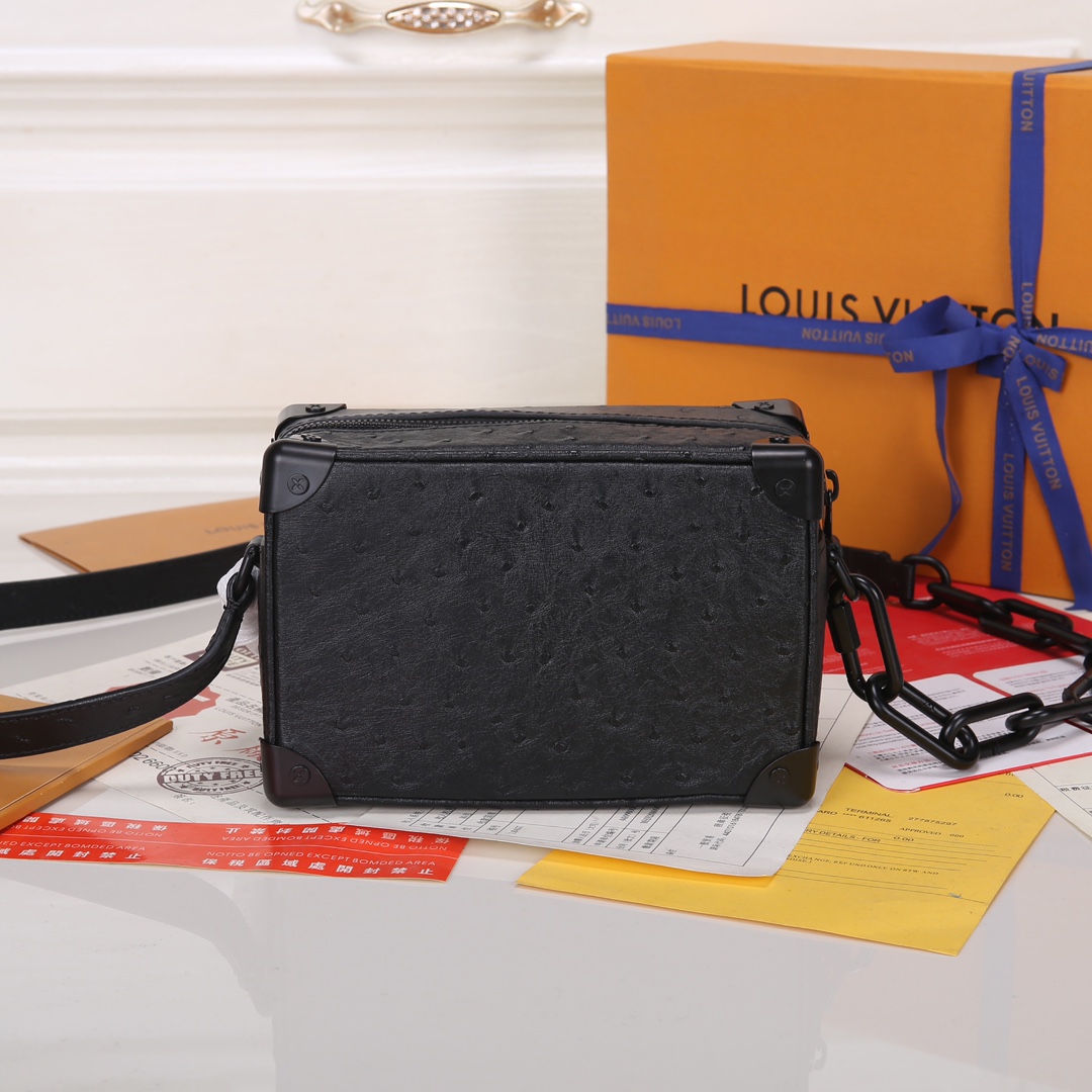 Lacoste 对版细节 M23731 M44735黄花 M23731火焰M22558水滴深蓝 M23144眼睛 M80892炫彩 M69072 花朵 M44735 黑花 M4448老花 M68906 金口M80159公仔 M82008动物图案 M80816绿花 M58906浮花 M45278长颈鹿 M60394 大格 M81936波点 M98903鳄鱼纹 M82245鸵鸟纹 M20557 云朵 M80033牛仔 Virgil Abloh 为 2019 春夏秀场呈现 Mini SOFT TRUNK 链条包