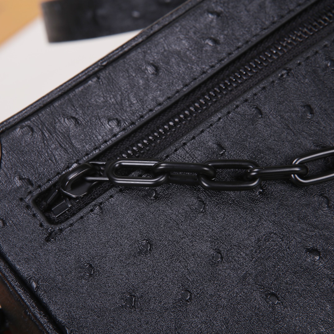 Lacoste 对版细节 M23731 M44735黄花 M23731火焰M22558水滴深蓝 M23144眼睛 M80892炫彩 M69072 花朵 M44735 黑花 M4448老花 M68906 金口M80159公仔 M82008动物图案 M80816绿花 M58906浮花 M45278长颈鹿 M60394 大格 M81936波点 M98903鳄鱼纹 M82245鸵鸟纹 M20557 云朵 M80033牛仔 Virgil Abloh 为 2019 春夏秀场呈现 Mini SOFT TRUNK 链条包
