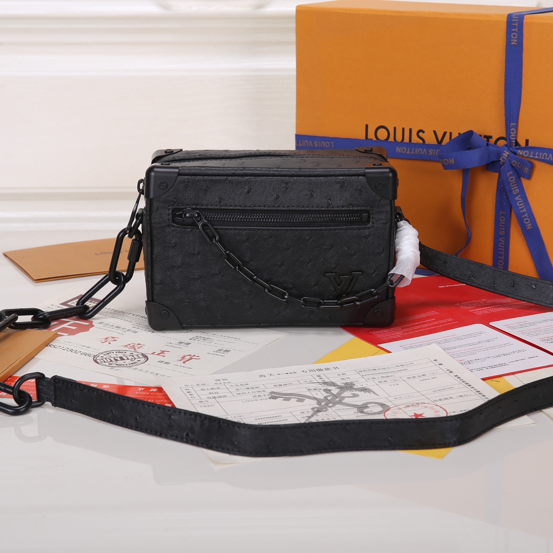 Lacoste 对版细节 M23731 M44735黄花 M23731火焰M22558水滴深蓝 M23144眼睛 M80892炫彩 M69072 花朵 M44735 黑花 M4448老花 M68906 金口M80159公仔 M82008动物图案 M80816绿花 M58906浮花 M45278长颈鹿 M60394 大格 M81936波点 M98903鳄鱼纹 M82245鸵鸟纹 M20557 云朵 M80033牛仔 Virgil Abloh 为 2019 春夏秀场呈现 Mini SOFT TRUNK 链条包