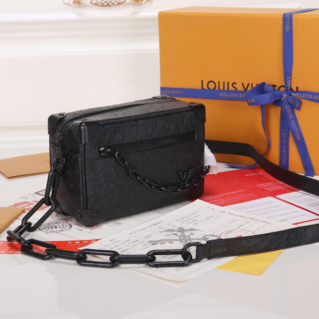 Lacoste 对版细节 M23731 M44735黄花 M23731火焰M22558水滴深蓝 M23144眼睛 M80892炫彩 M69072 花朵 M44735 黑花 M4448老花 M68906 金口M80159公仔 M82008动物图案 M80816绿花 M58906浮花 M45278长颈鹿 M60394 大格 M81936波点 M98903鳄鱼纹 M82245鸵鸟纹 M20557 云朵 M80033牛仔 Virgil Abloh 为 2019 春夏秀场呈现 Mini SOFT TRUNK 链条包