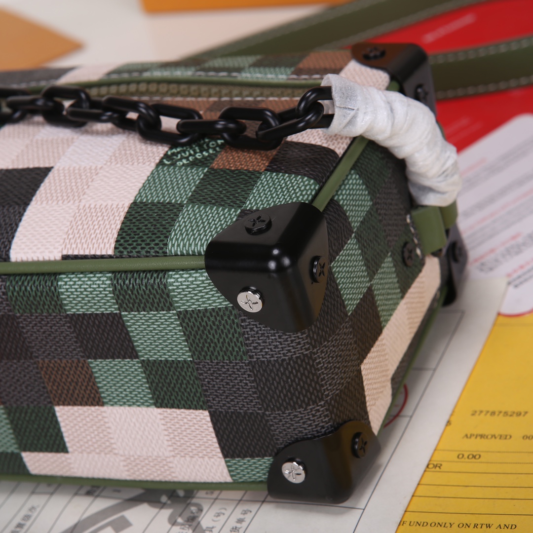 Lacoste 对版细节 M24581绿格 M23731 M44735黄花 M23731火焰M22558水滴深蓝 M23144眼睛 M80892炫彩 M69072 花朵 M44735 黑花 M4448老花 M68906 金口M80159公仔 M82008动物图案 M80816绿花 M58906浮花 M45278长颈鹿 M60394 大格 M81936波点 M98903鳄鱼纹 M82245鸵鸟纹 M20557 云朵 M80033牛仔 Virgil Abloh 为 2019 春夏秀场呈现 Mini SOFT TRUNK 链条包